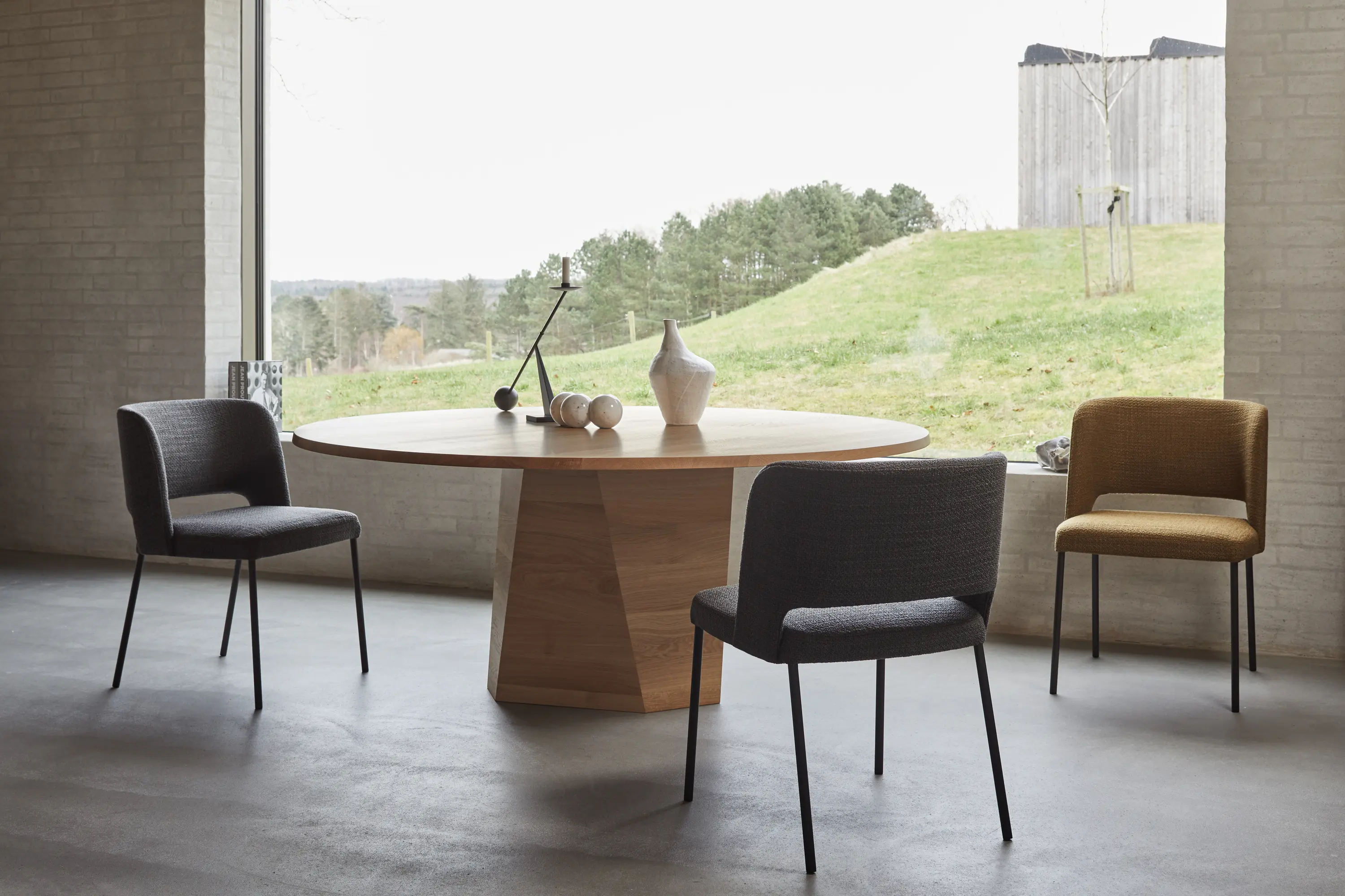 more - Varan | Table Round