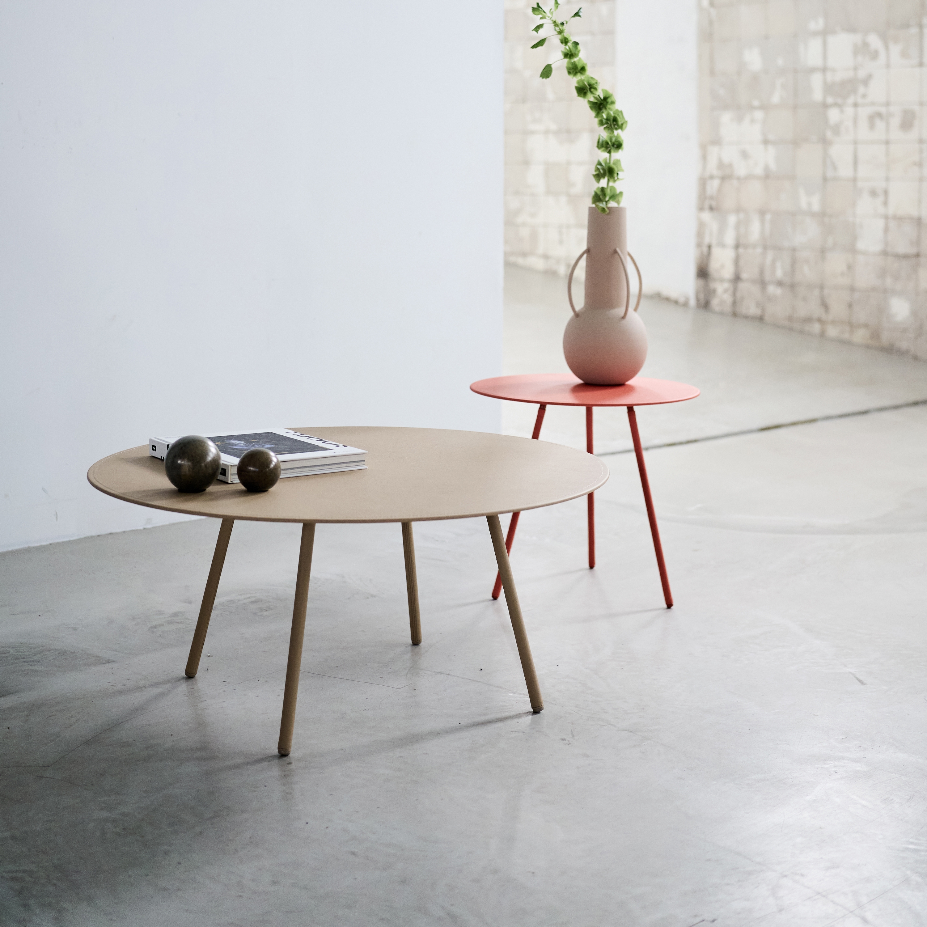 Mostra il prodotto Drip I side table del produttore more