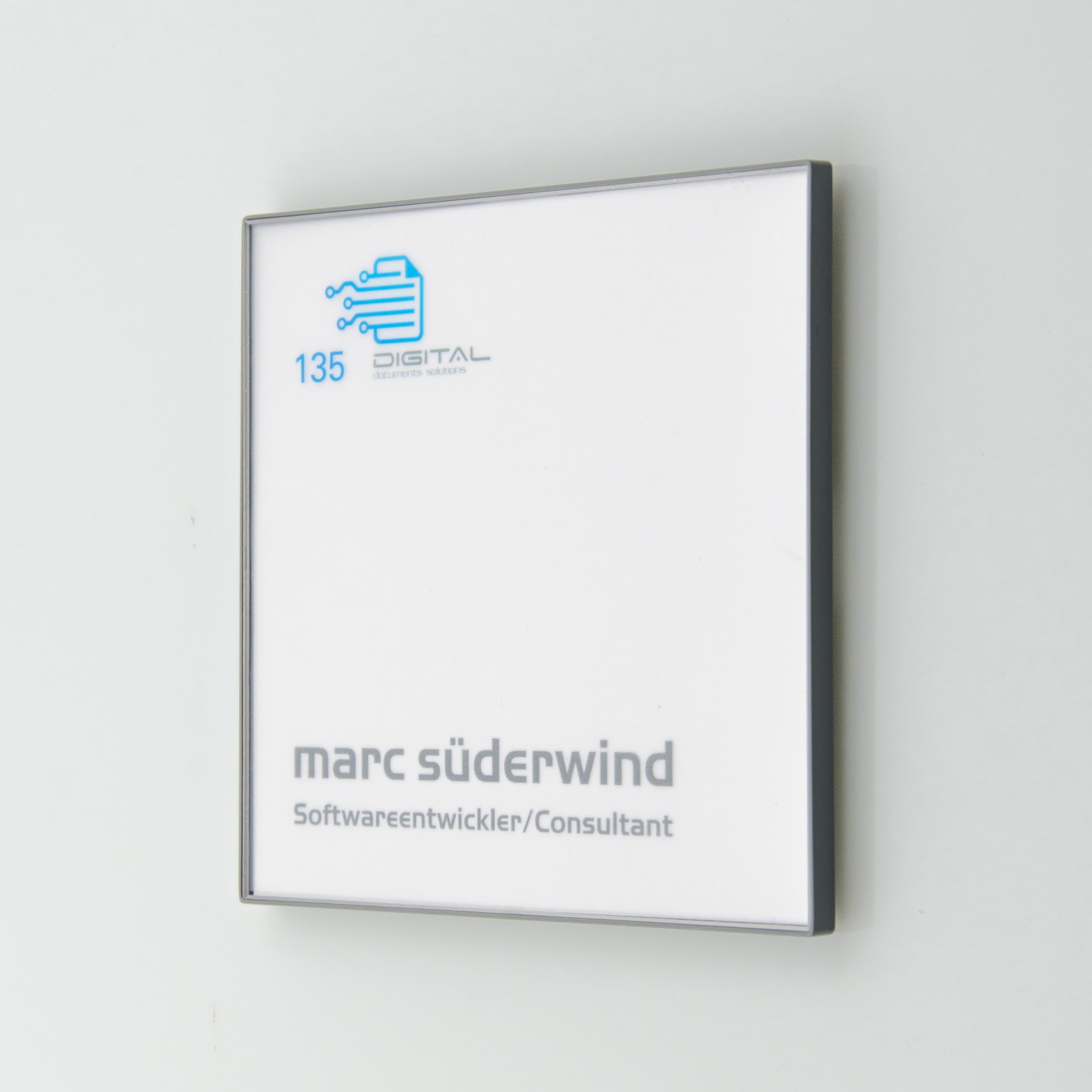 Mostra il prodotto Doorplate QTS del produttore Meng Informationstechnik