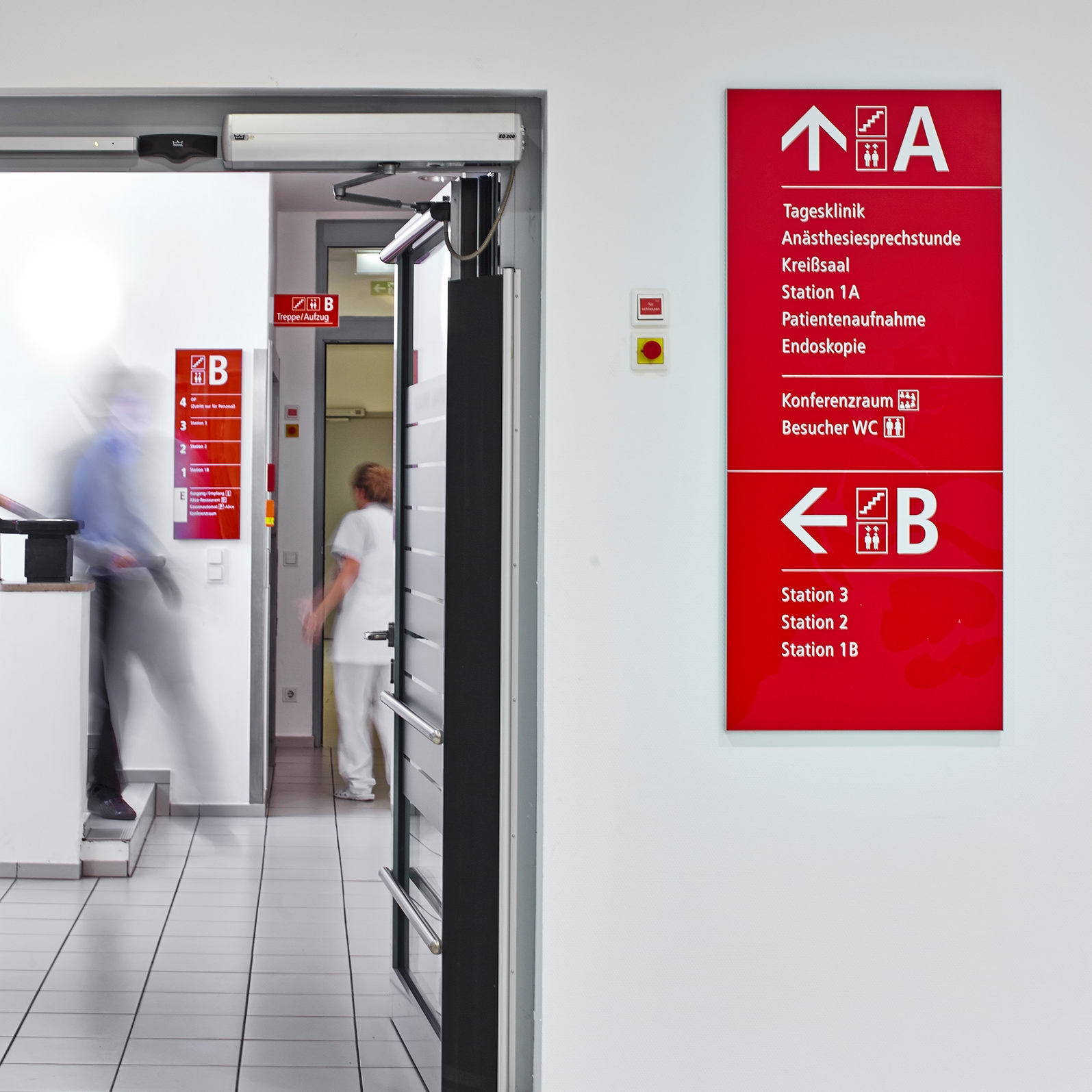 Mostra il prodotto Signpost wall mounted QW del produttore Meng Informationstechnik
