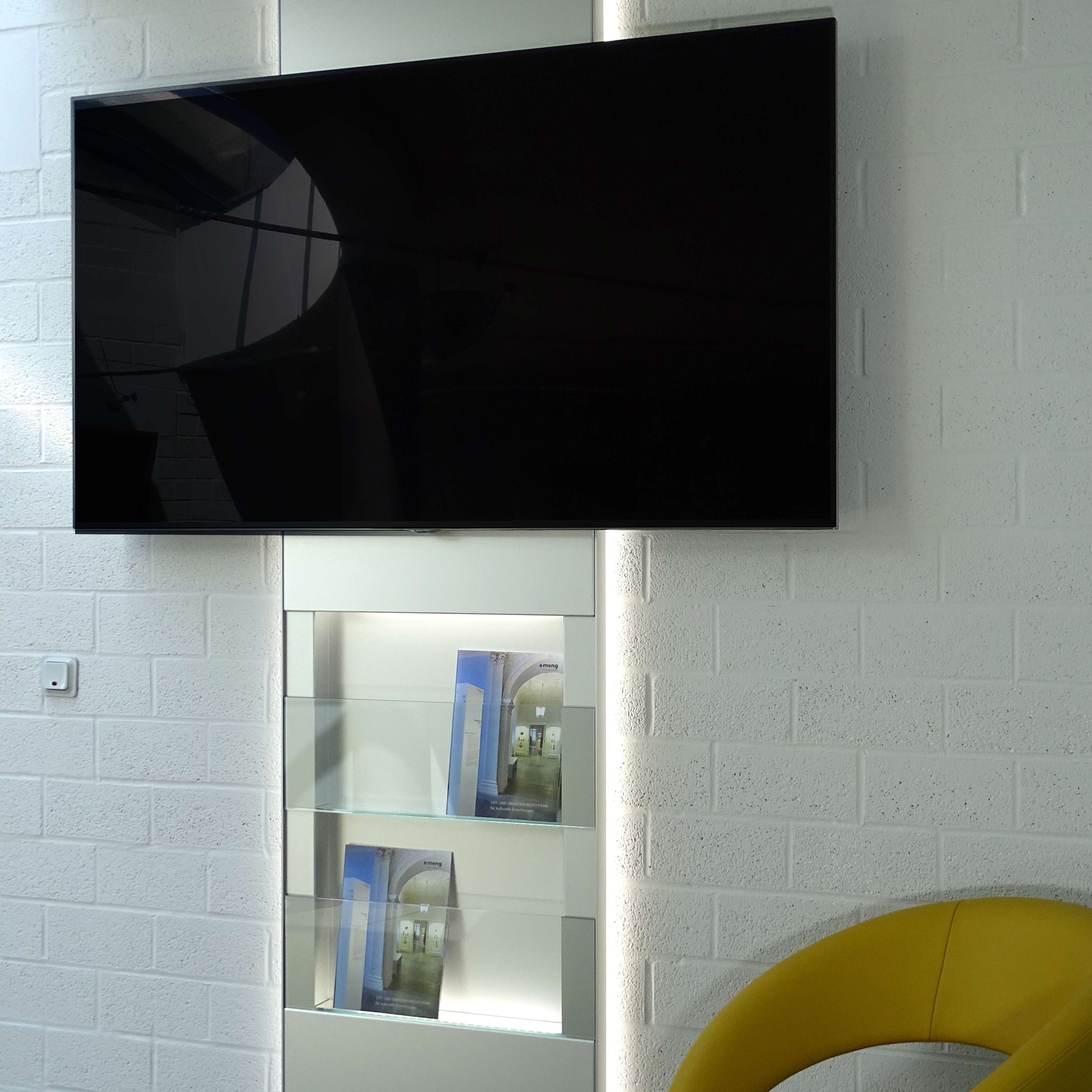 Mostra il prodotto Brochure rack wall mounted FWA del produttore Meng Informationstechnik