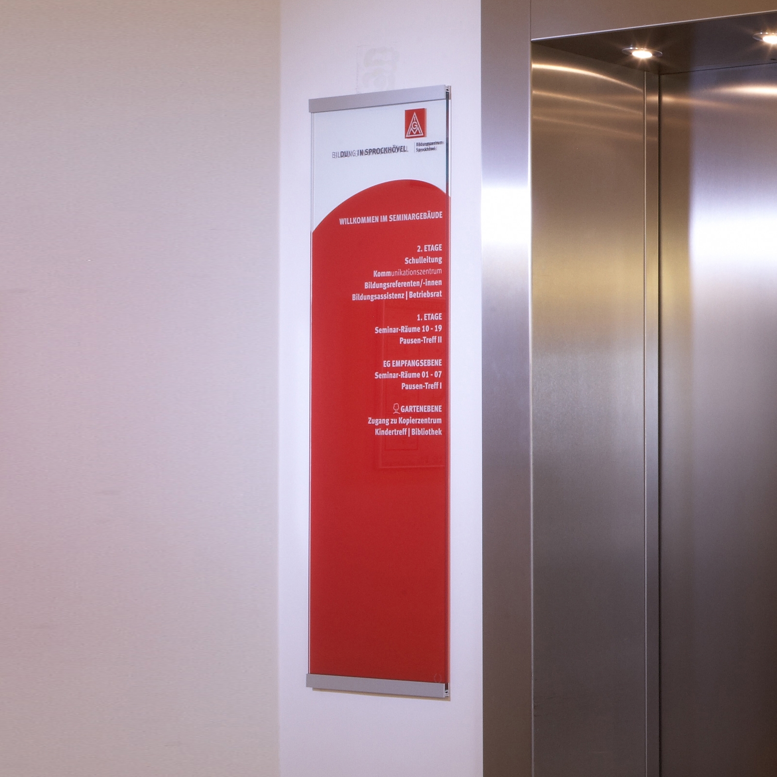 Display product Overview glass wall mounted TNU from manufacturer Meng Informationstechnik