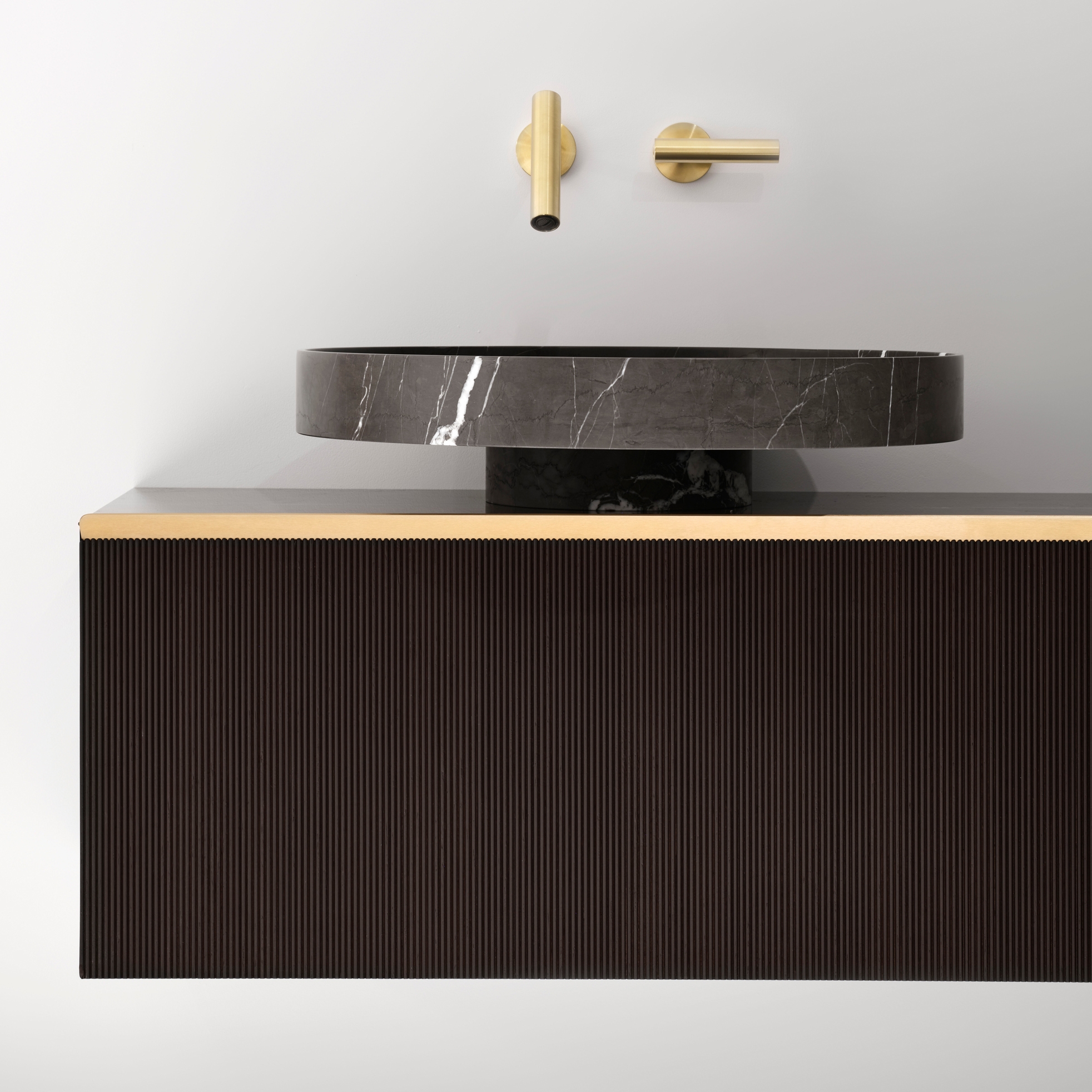 Display product Eccentrico | 1-drawer unit with ribbed wood fronts and countertop sink in marble or Cristalplant, 160cm length from manufacturer Falper