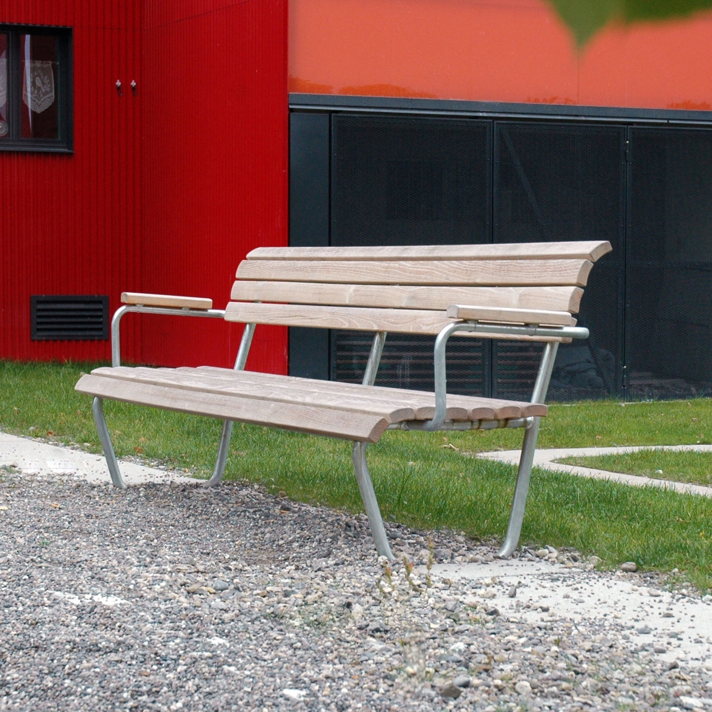 Mostra il prodotto Landi Bench with backrest and armrest del produttore BURRI