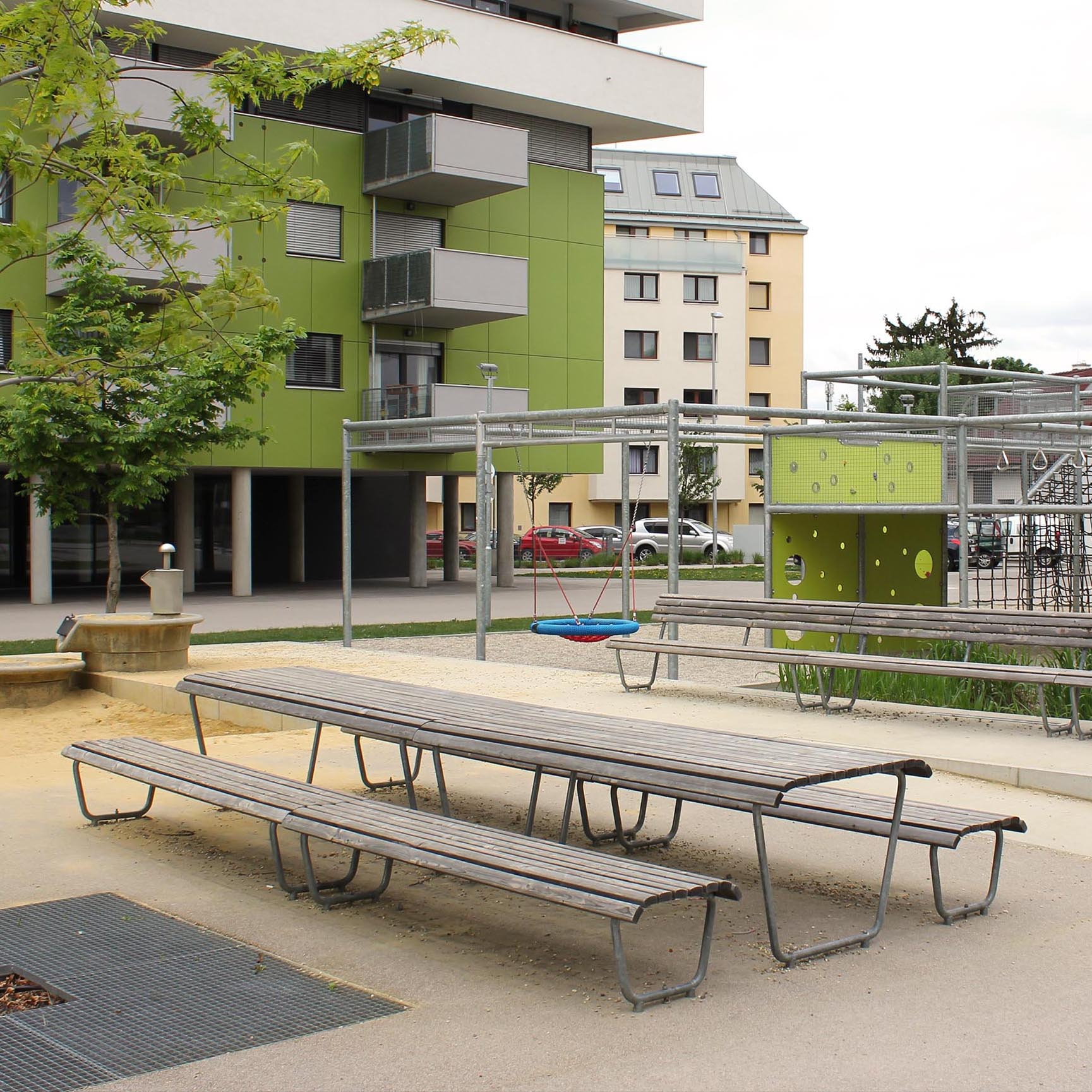 Display product Landi Bench-Table-Bench from manufacturer BURRI