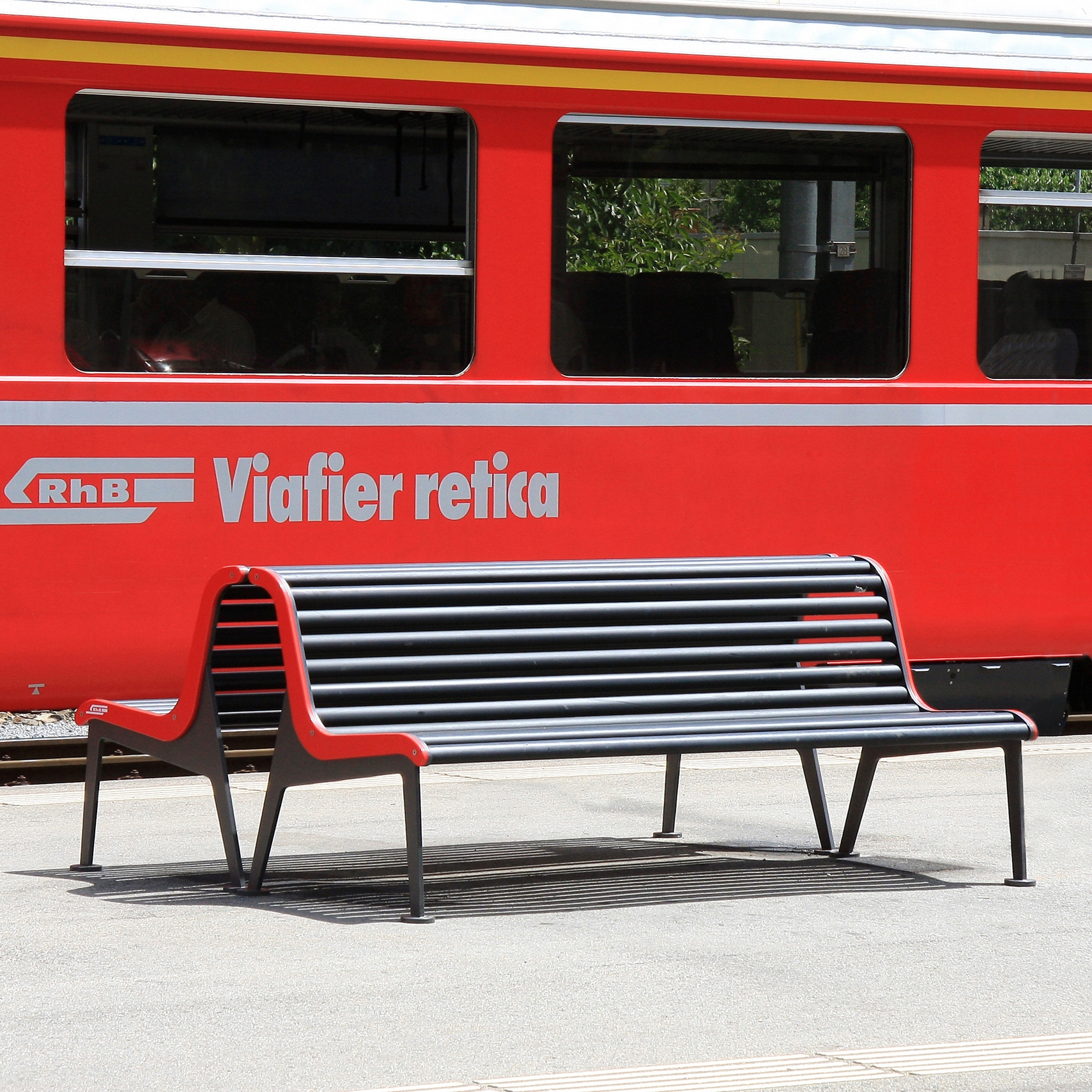Afficher le produit RhB Bench with backrest du fabricant BURRI
