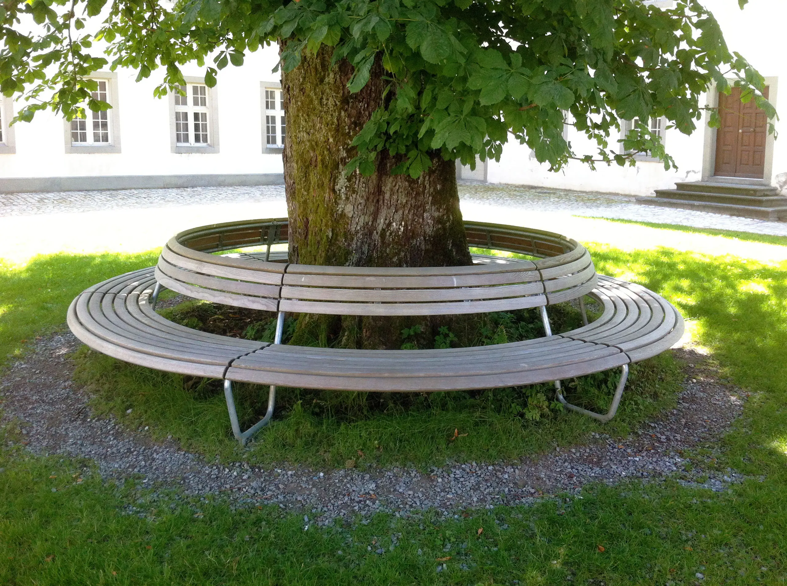 BURRI - Landi Round Bench with backrest