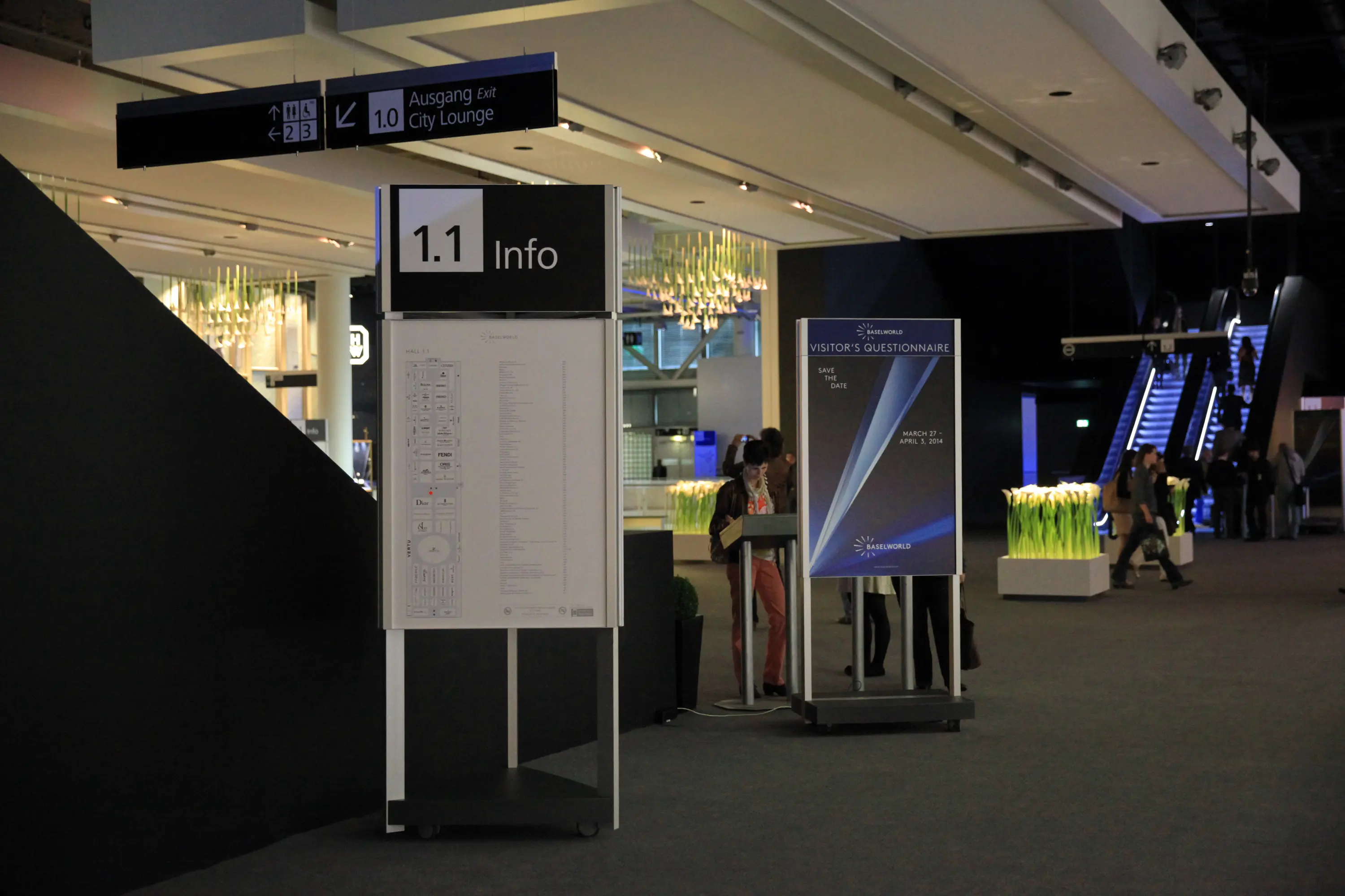BURRI - Signaletik-System Messe Basel – Mobile Indoor Dreiecksäule F4