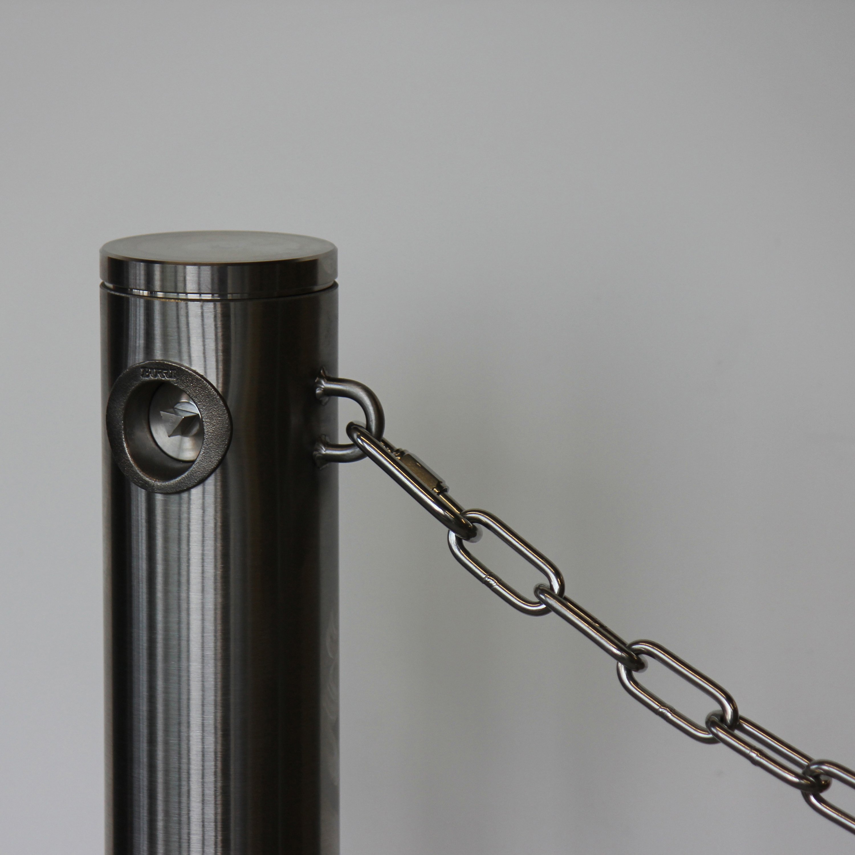 Display product Public Bollard with chain from manufacturer BURRI
