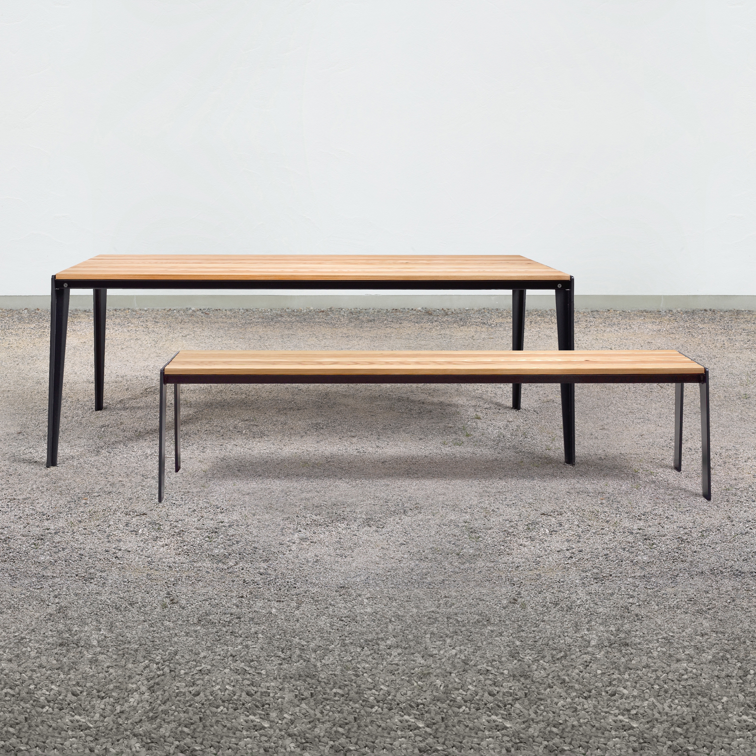 Mostra il prodotto at_14 Table and on_14 Bench del produttore Silvio Rohrmoser