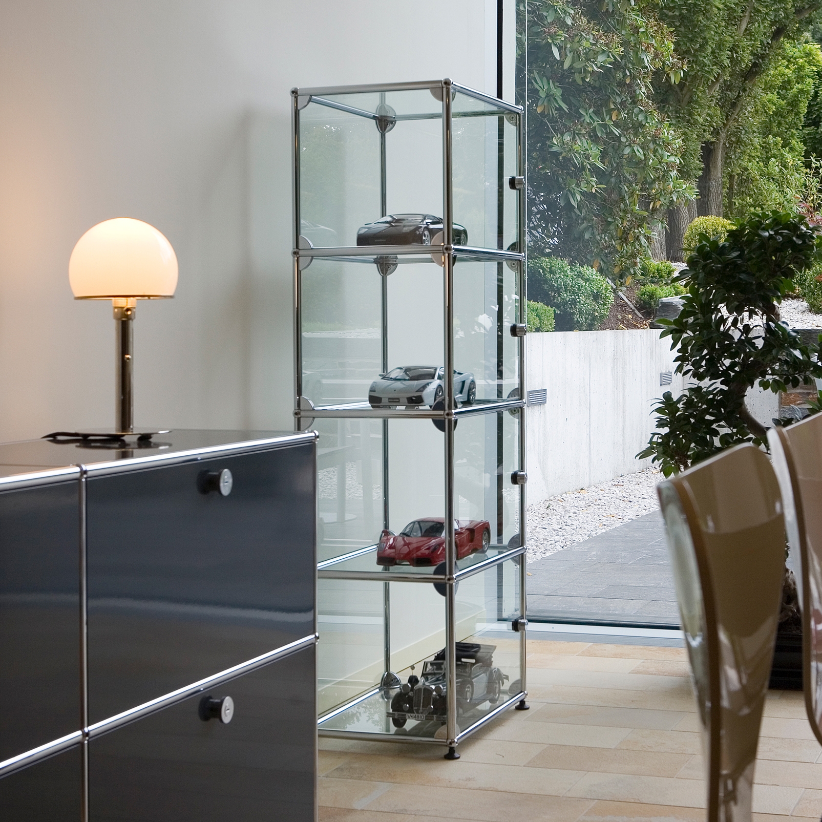 Display product USM Haller Showcase | Transparent Glass from manufacturer USM