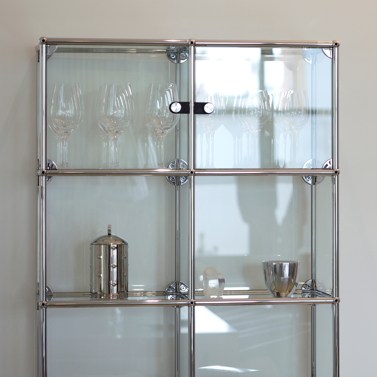 Display product USM Haller Showcase | Transparent Glass from manufacturer USM