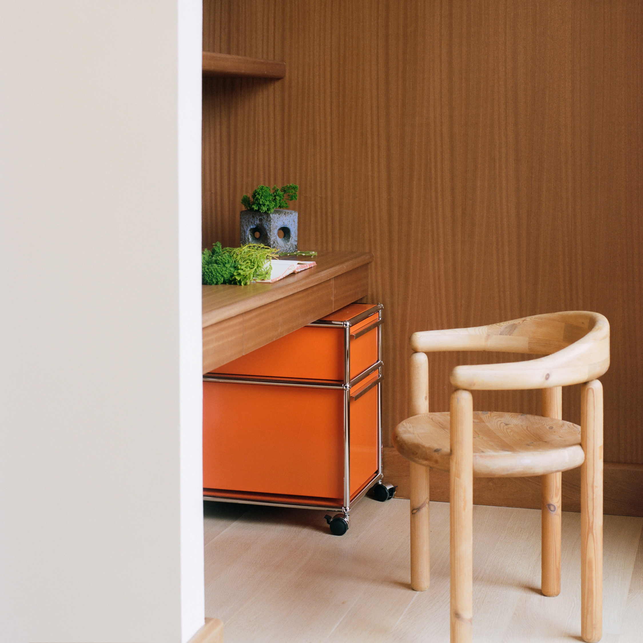 Display product USM Haller Pedestal | Pure Orange from manufacturer USM