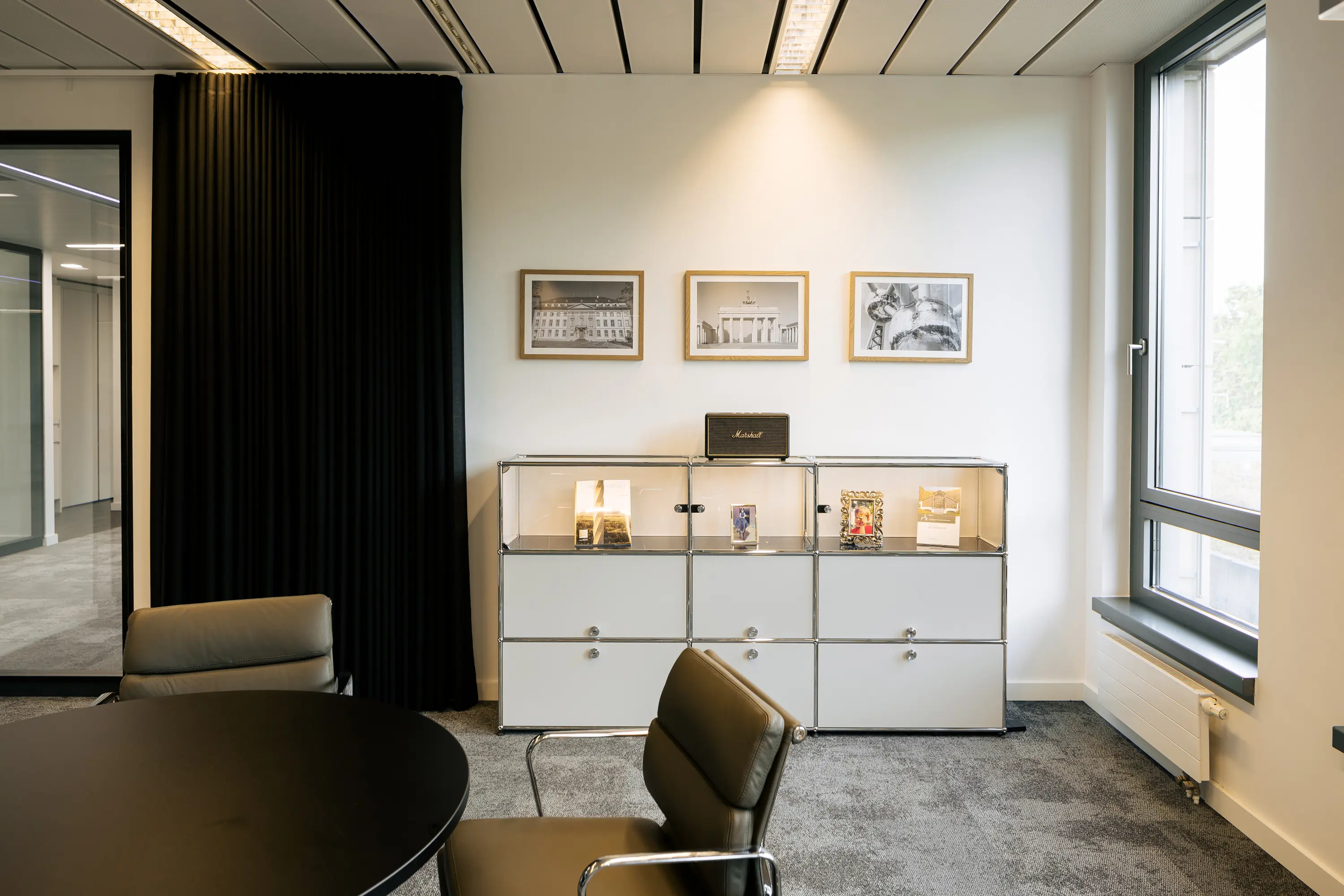 USM - USM Haller Showcase | Pure White