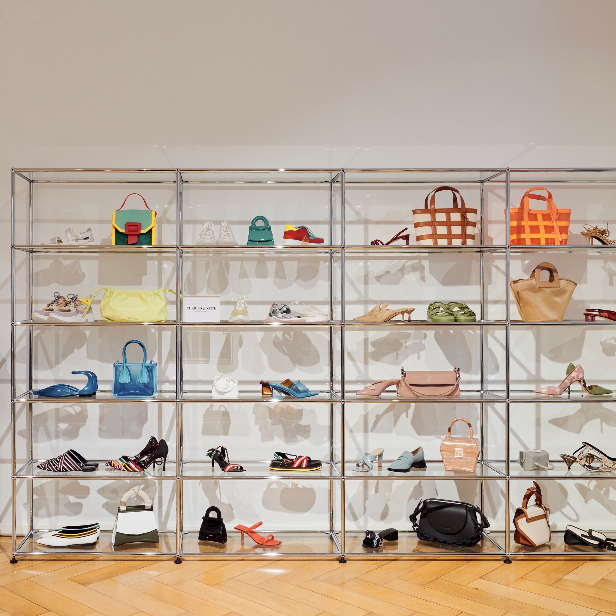 Display product USM Haller Showcase | Transparent Glass from manufacturer USM