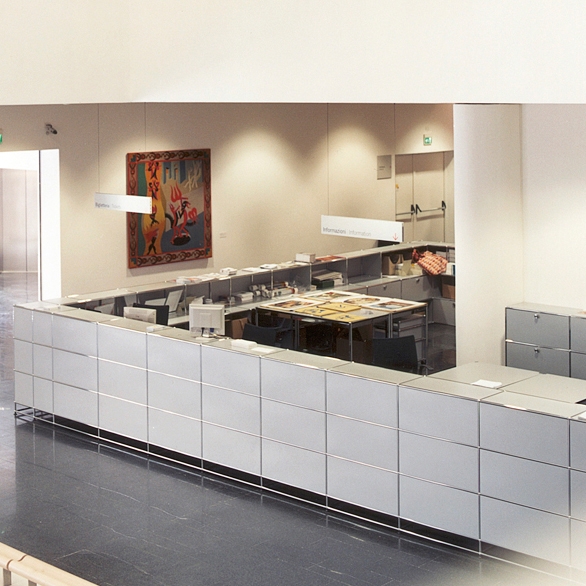 Afficher le produit USM Haller Reception station | Light Gray du fabricant USM