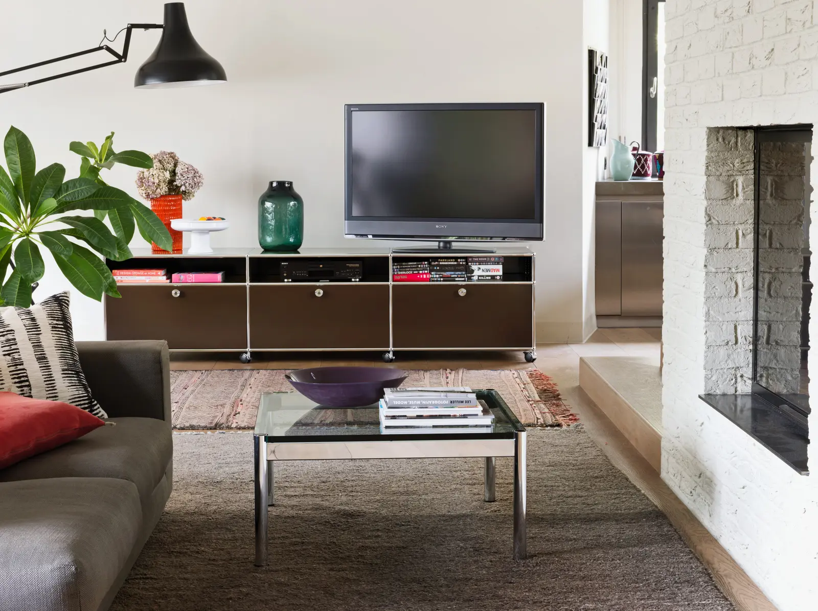 USM Haller l Box 750×350×350 色：ブラウン USM HALLER MEDIA | USM BROWN - Sideboards from USM | Architonic