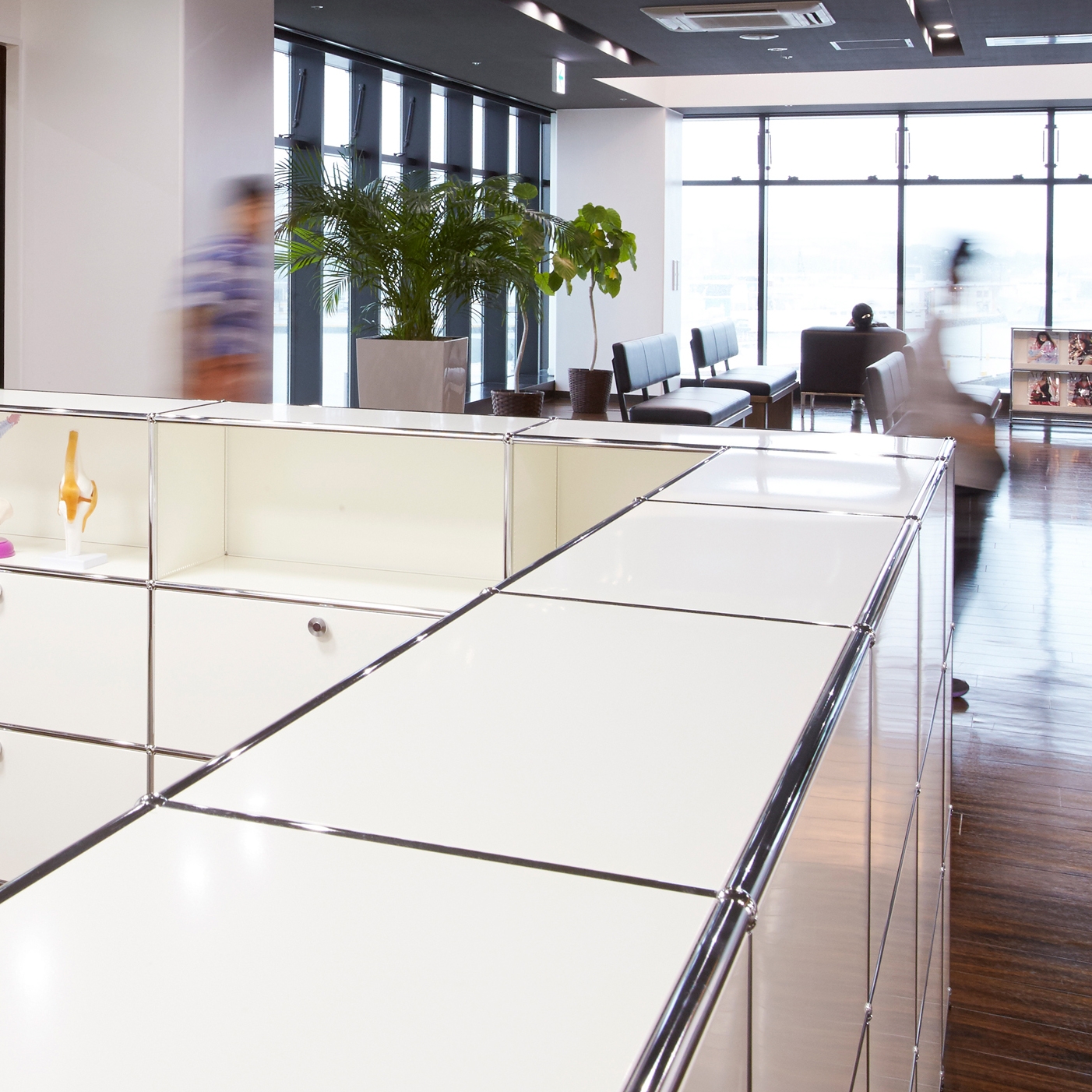 Afficher le produit USM Haller Reception Station | Pure White du fabricant USM