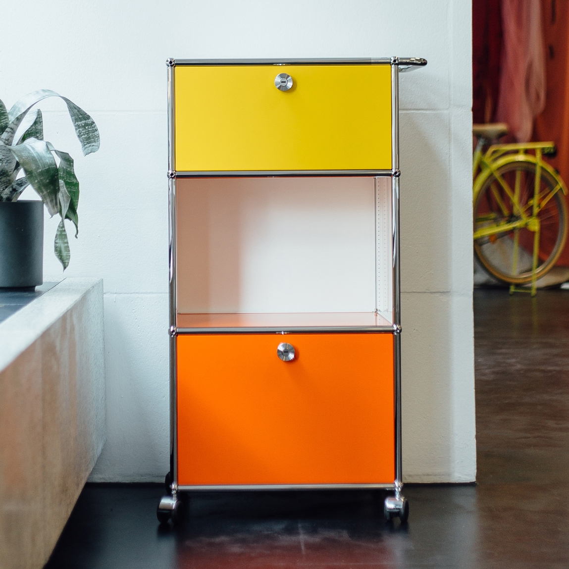 Mostra il prodotto USM Haller Serving Cart | Golden Yellow, Pure Orange, Pure White del produttore USM