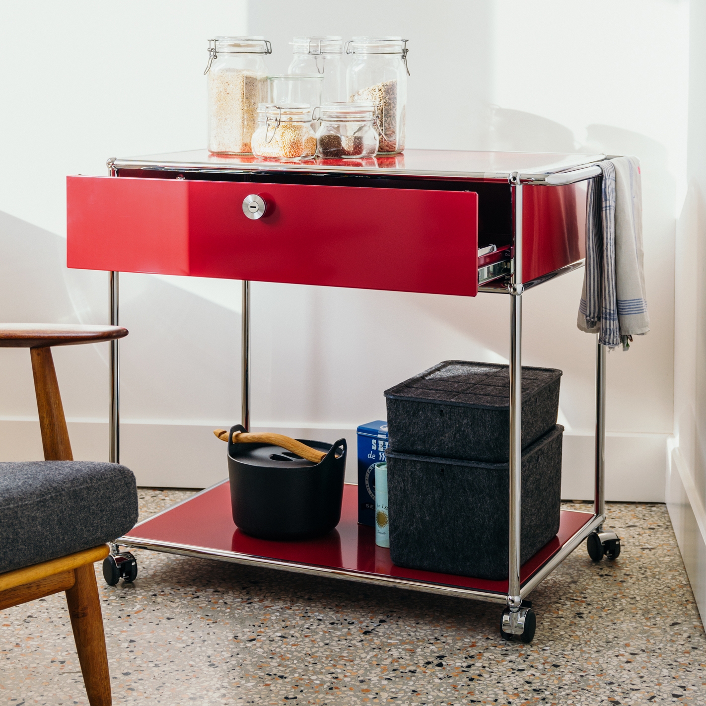 Mostra il prodotto USM Haller Serving Cart | USM Ruby Red del produttore USM