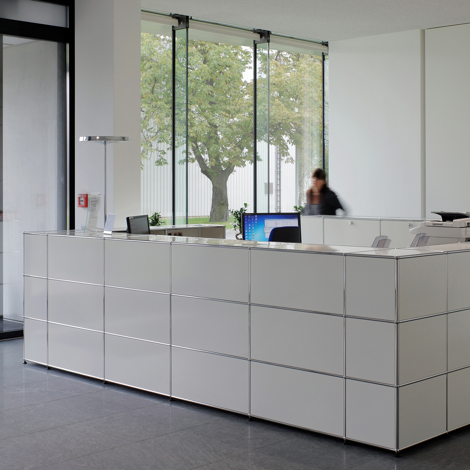 Afficher le produit USM Haller Reception Station | Pure White du fabricant USM