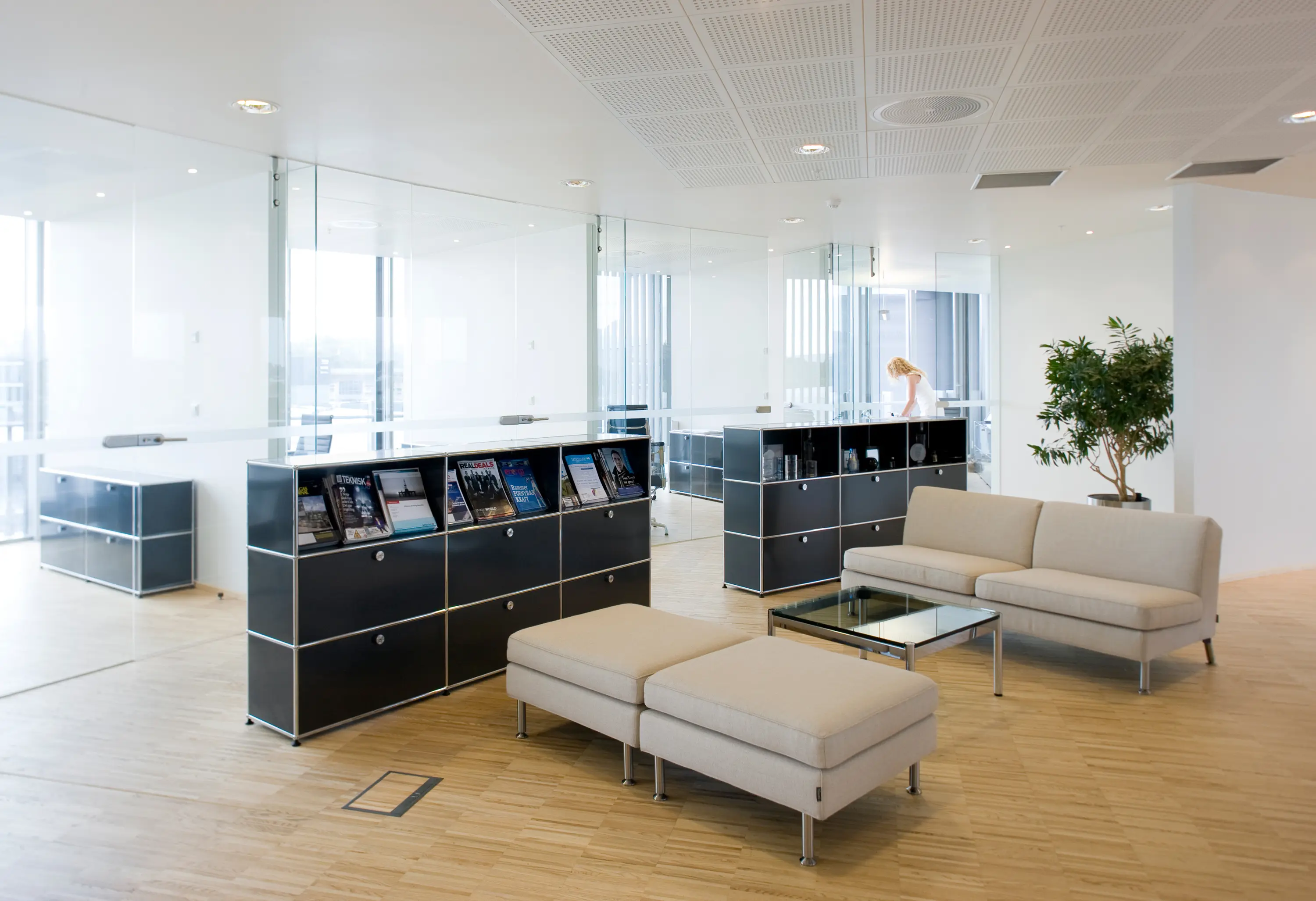 USM - USM Haller Low Table | Transparent Glass