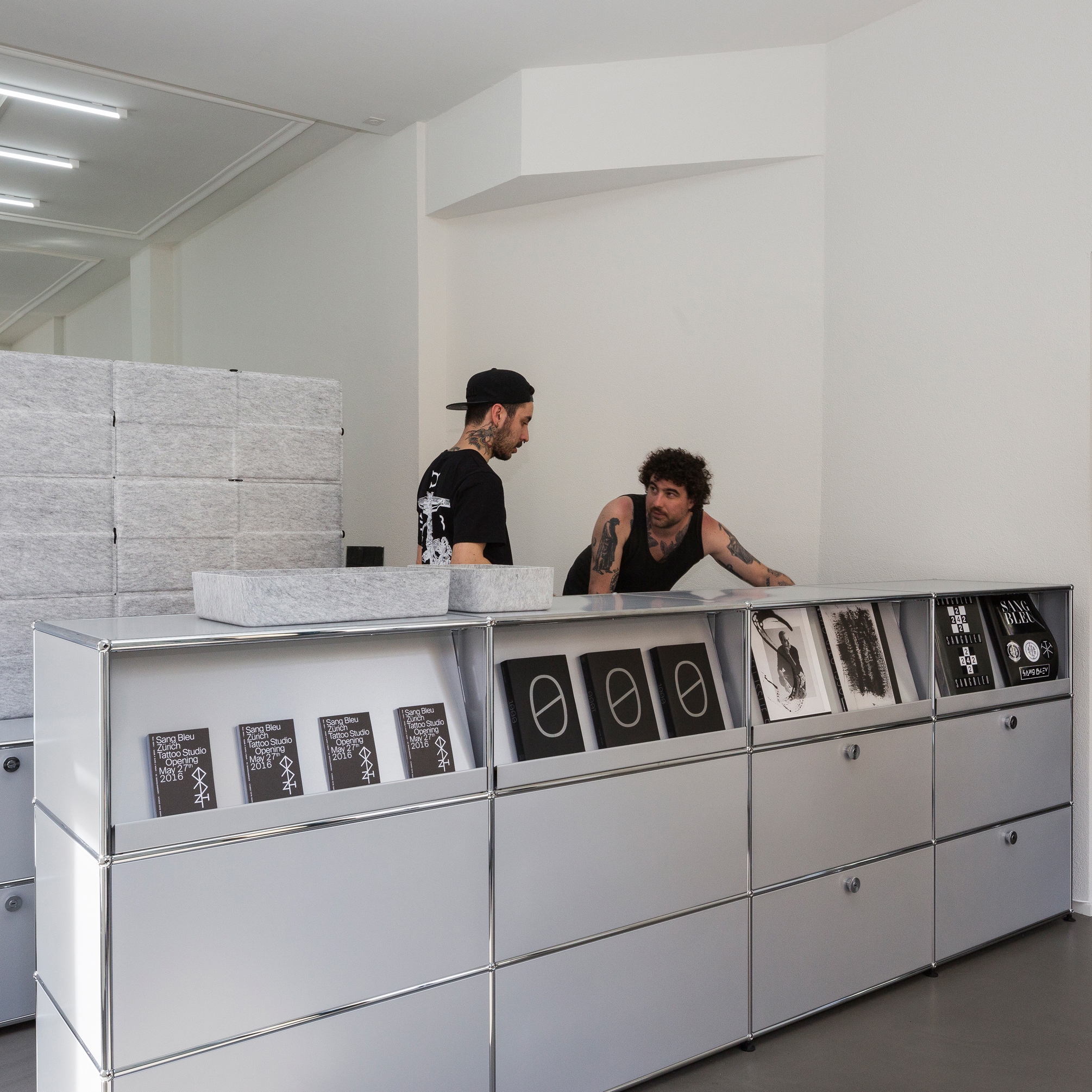 Display product USM Haller Reception station | Light Gray from manufacturer USM