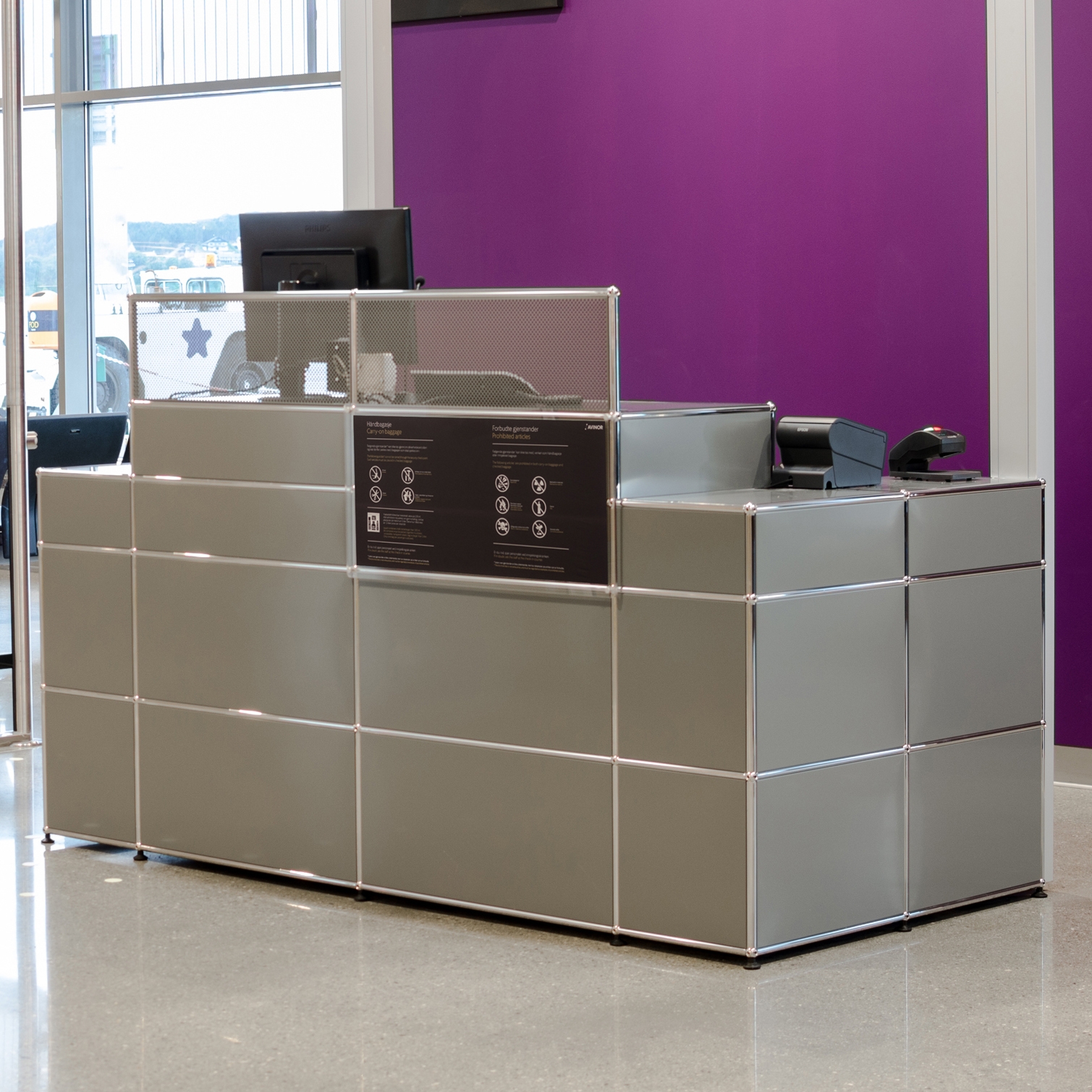 Display product USM Haller Reception station | Mid-gray from manufacturer USM