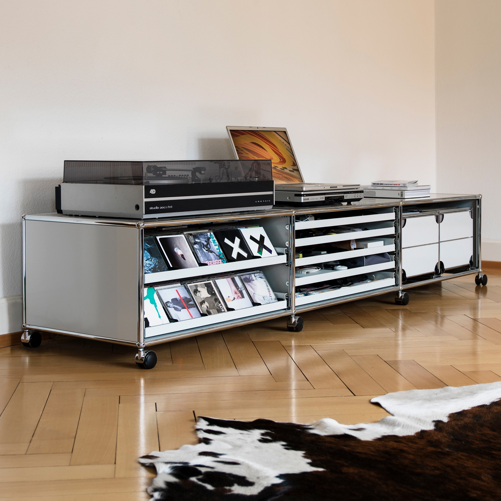 Display product USM Haller Media | Light Gray from manufacturer USM