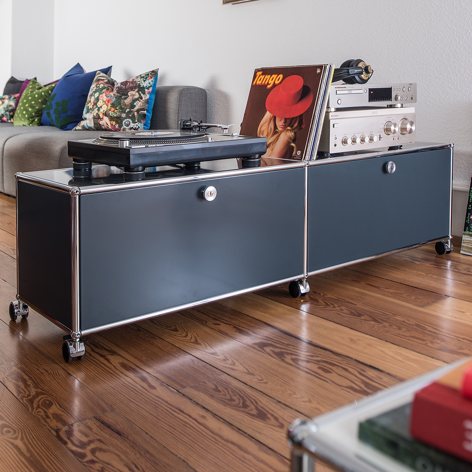 Display product USM Haller Media | Anthracite from manufacturer USM