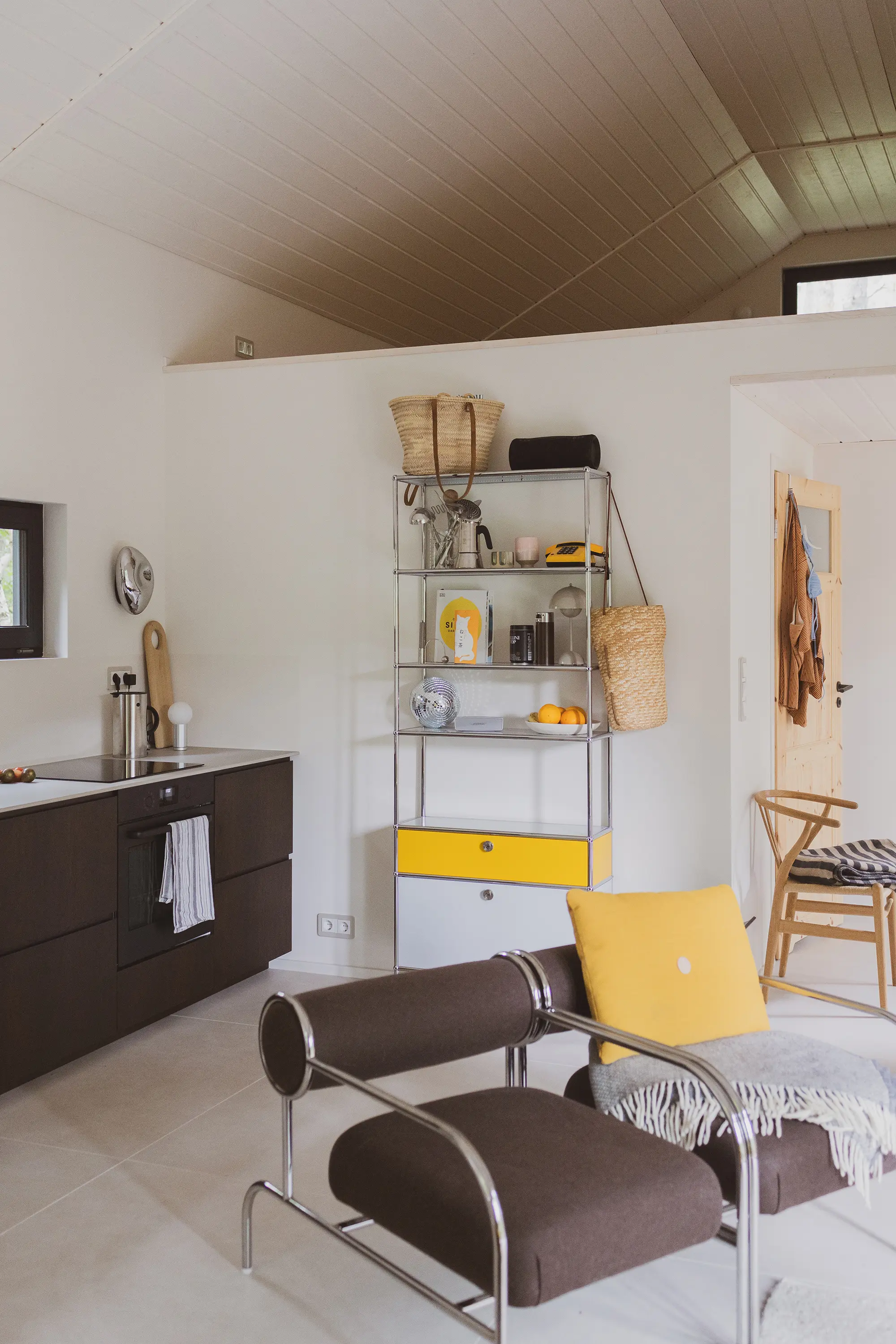 USM - USM Haller Shelving | Pure White, Golden Yellow