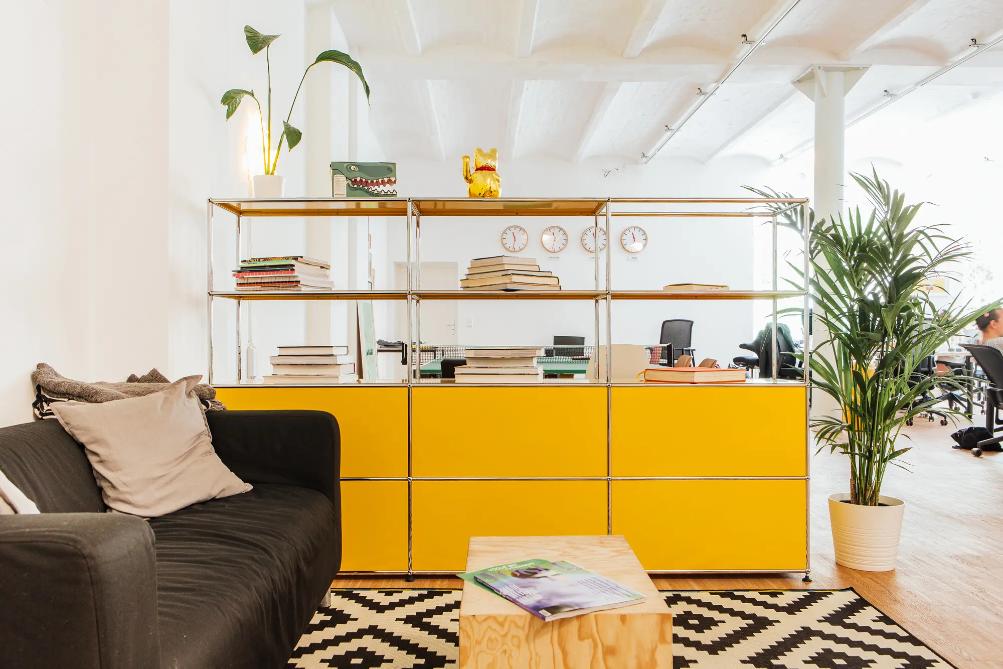 USM - USM Haller Shelving | Golden yellow