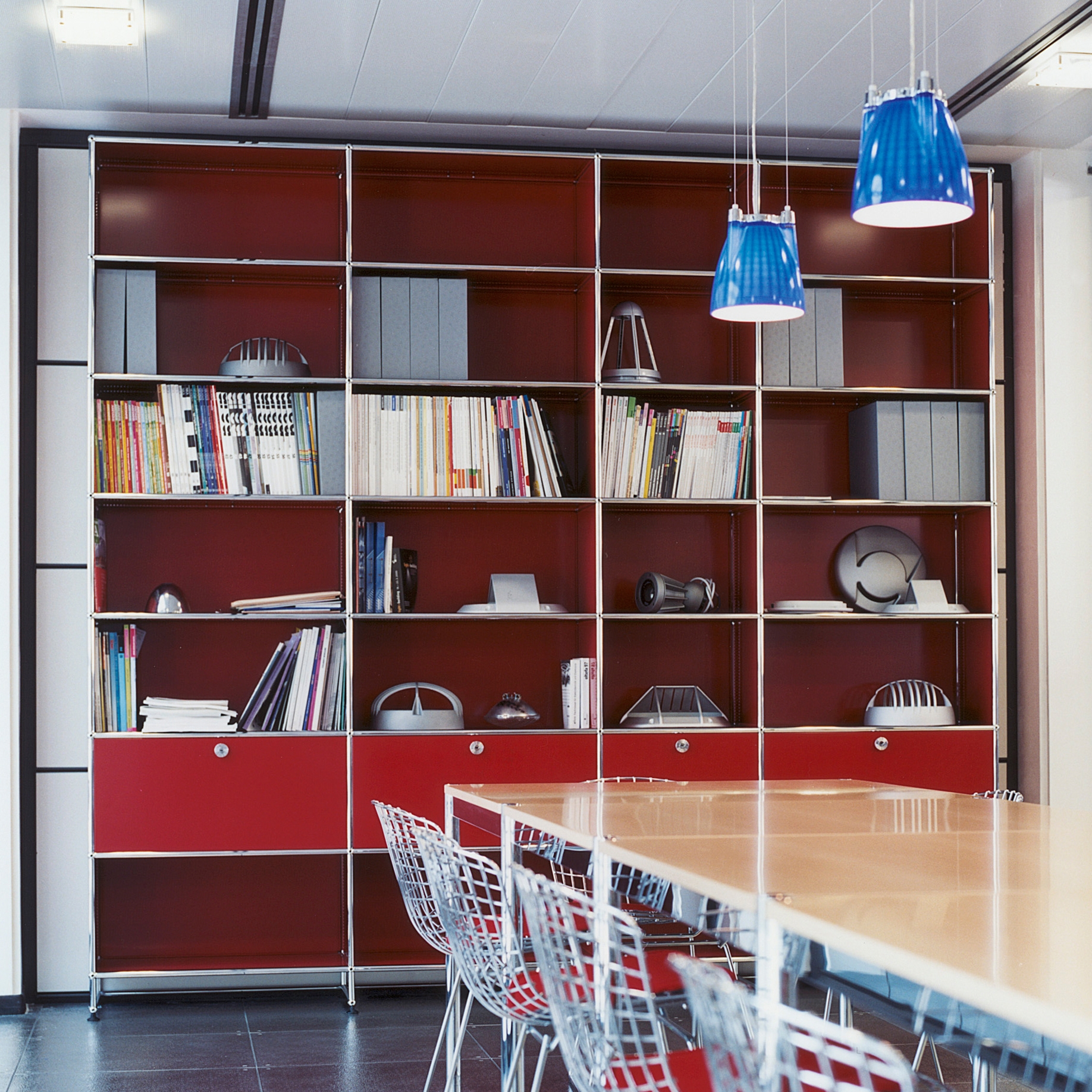 Mostra il prodotto USM Haller Shelving | USM Ruby Red del produttore USM