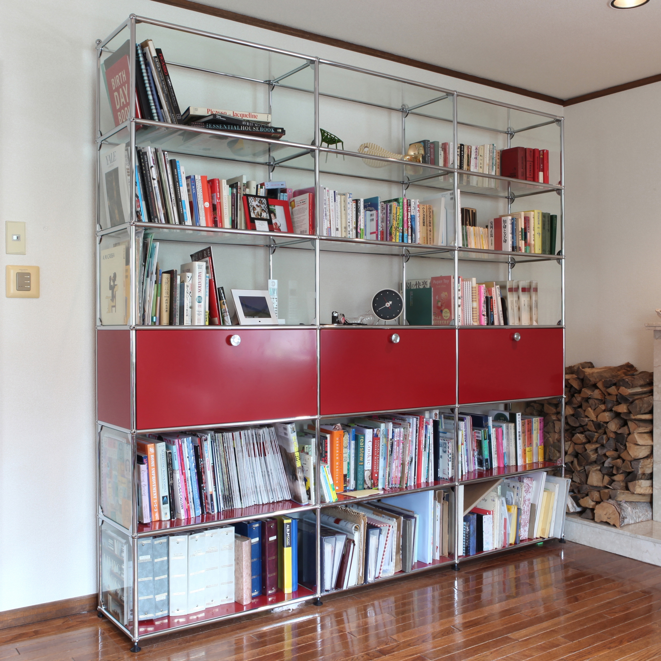 Display product USM Haller Shelving | USM Ruby Red, Transparent Glass from manufacturer USM