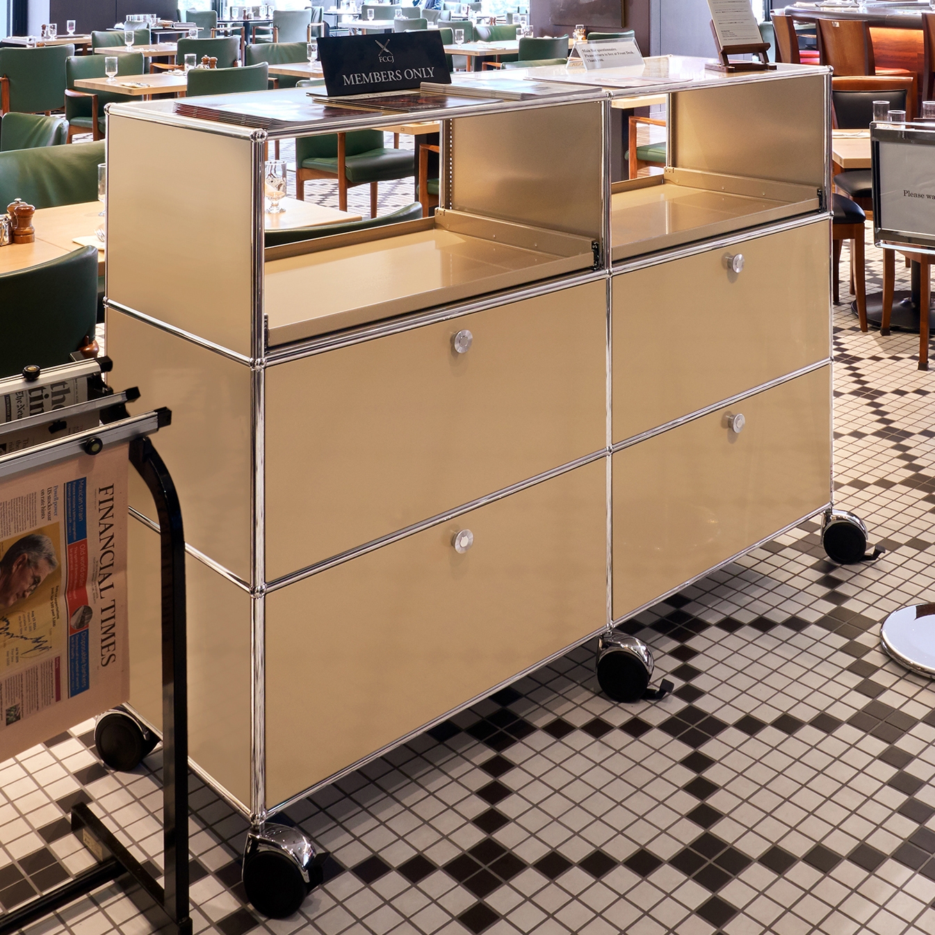 Afficher le produit USM Haller Storage | USM Beige du fabricant USM