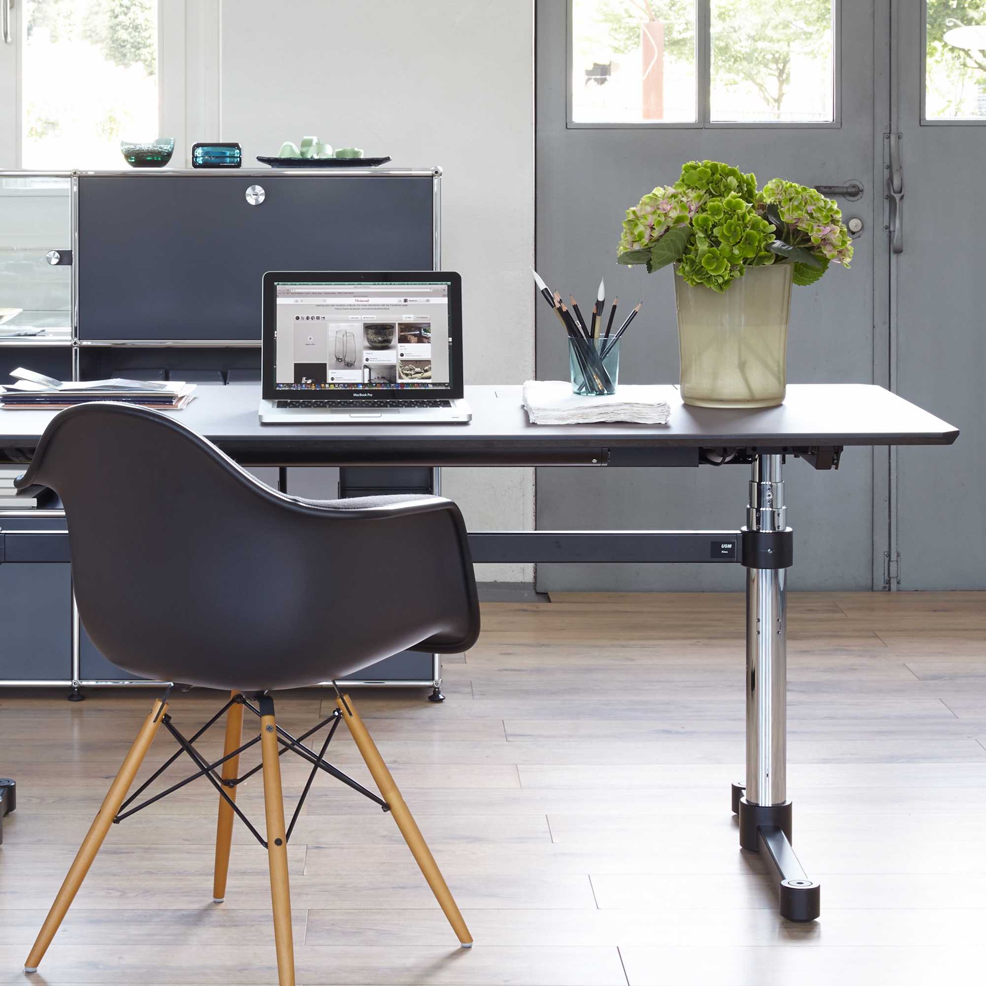 Display product USM Kitos E Plus | Pastel Gray from manufacturer USM