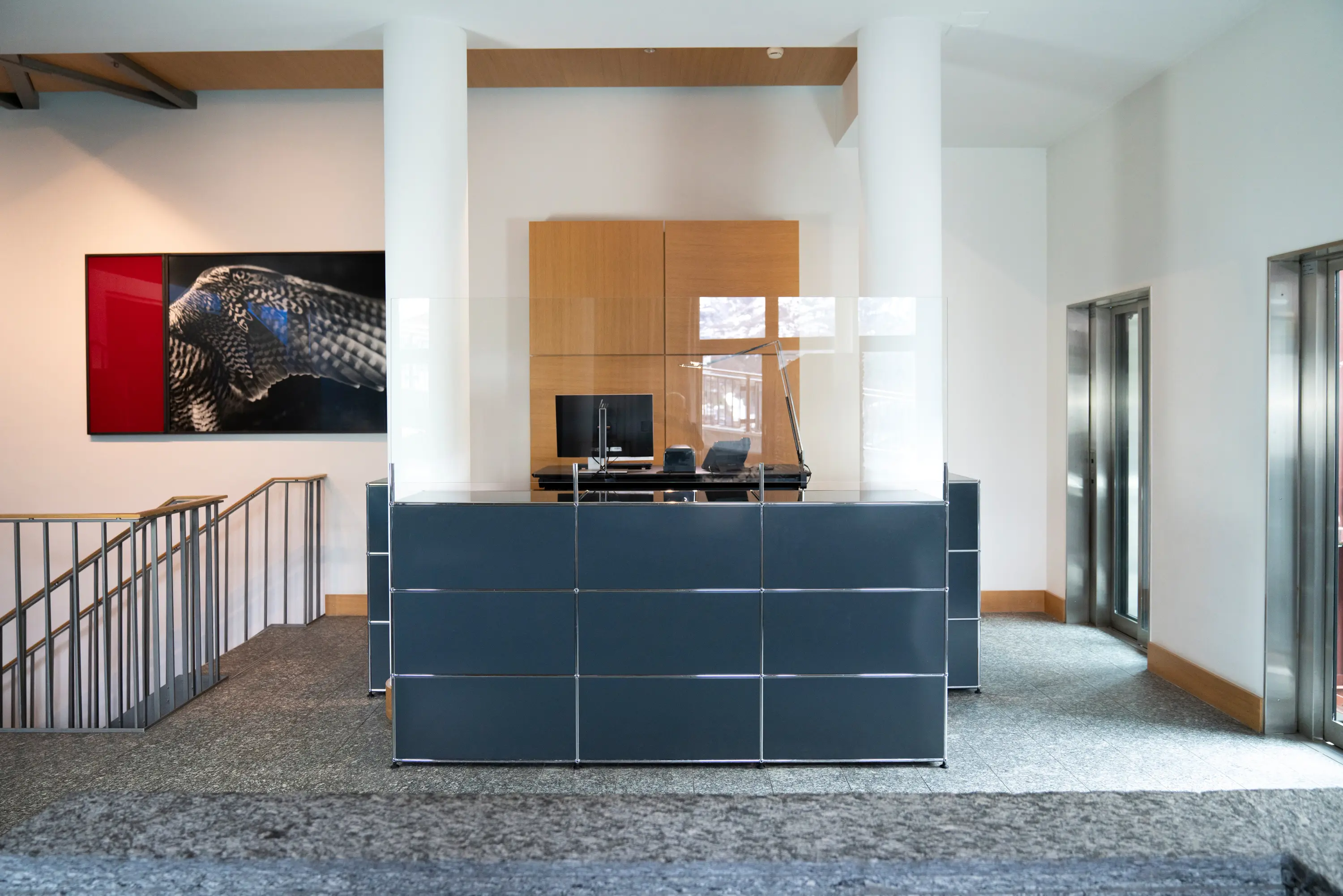 USM - USM Haller Reception Station with Protection Screen | Anthracite