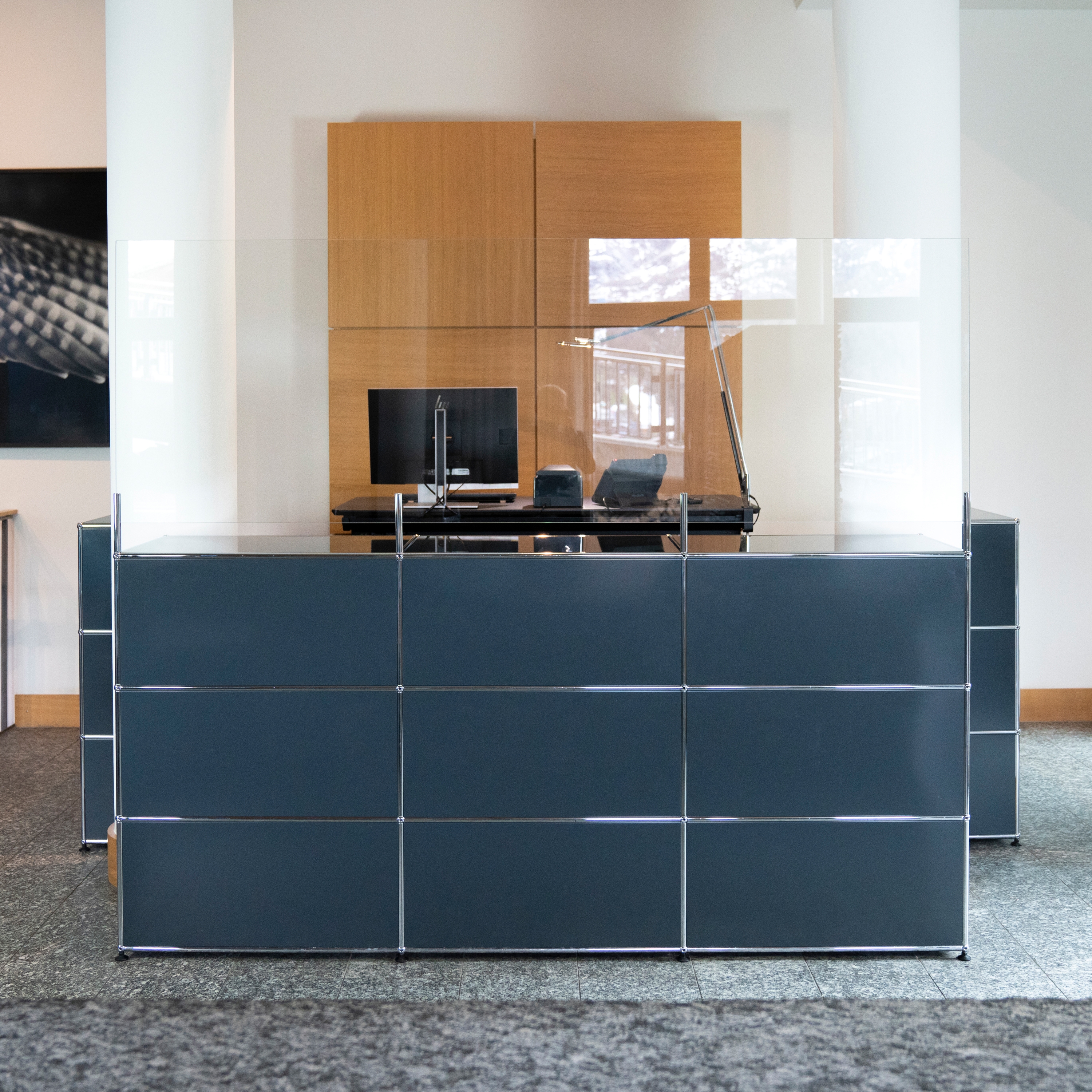 Afficher le produit USM Haller Reception Station with Protection Screen | Anthracite du fabricant USM