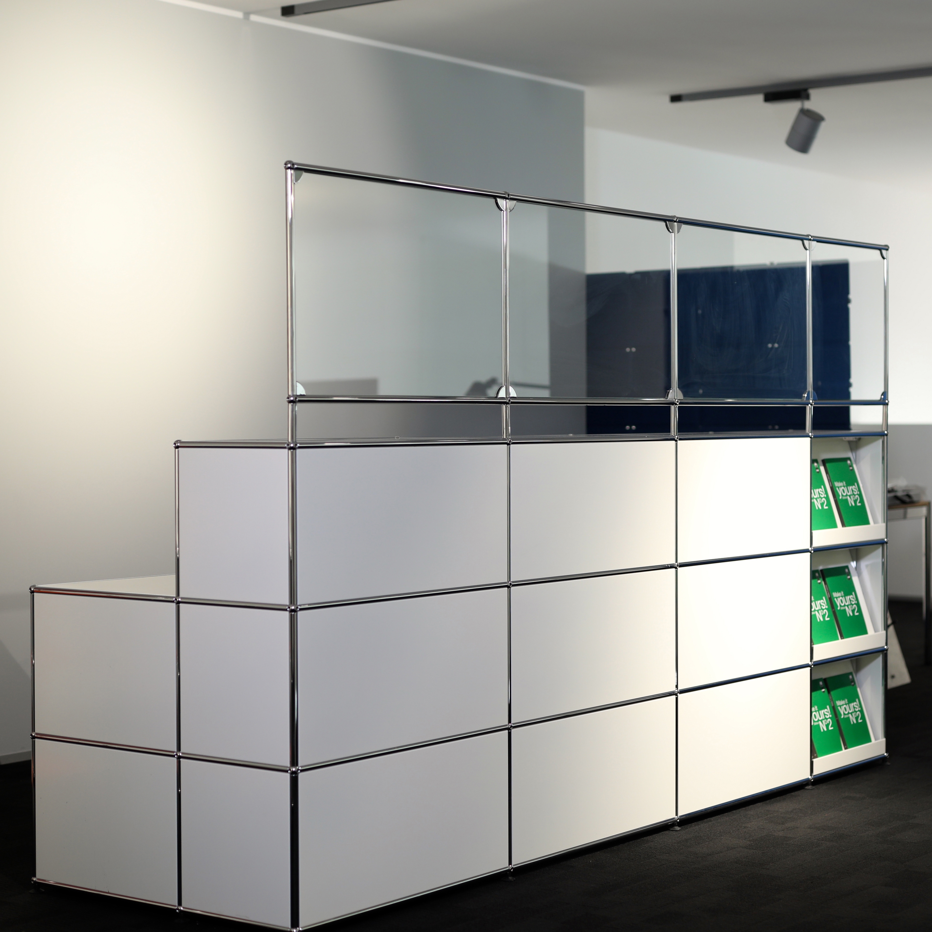 Display product USM Haller Reception station with protection screen | pure white from manufacturer USM
