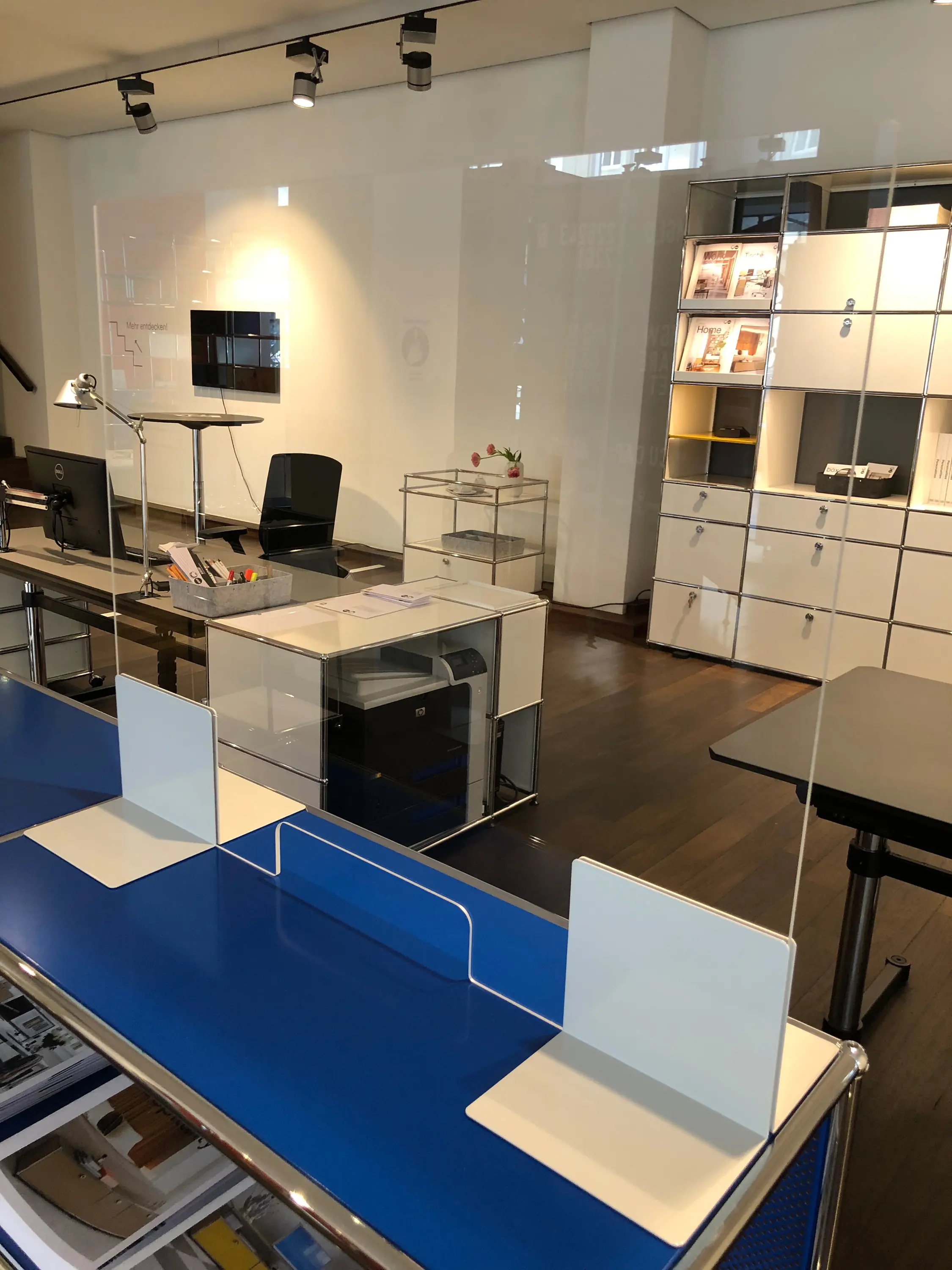 USM - USM Haller Empfangstheke mit Schutzaufsatz | Stahlblau