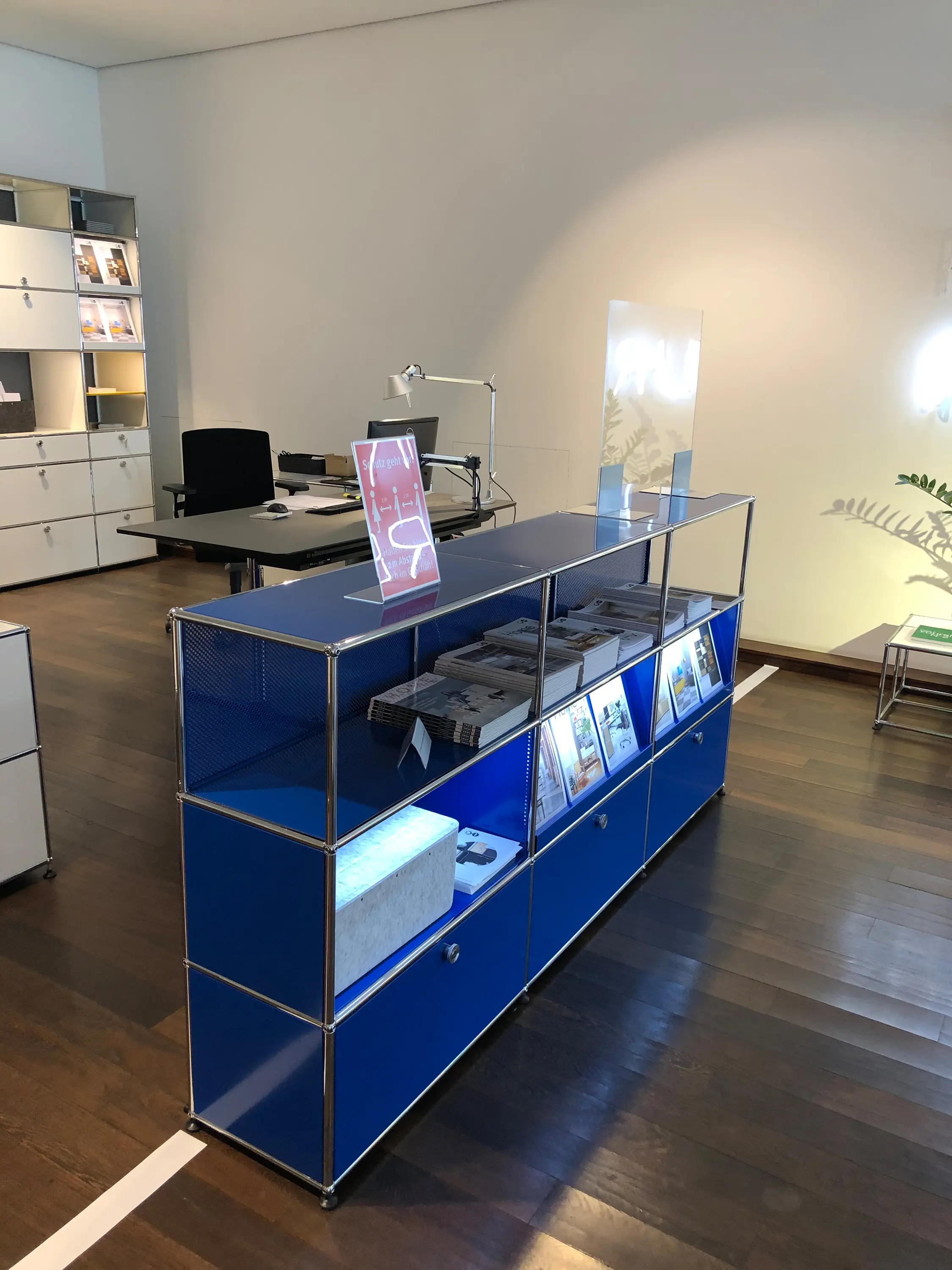 USM - USM Haller Empfangstheke mit Schutzaufsatz | Stahlblau