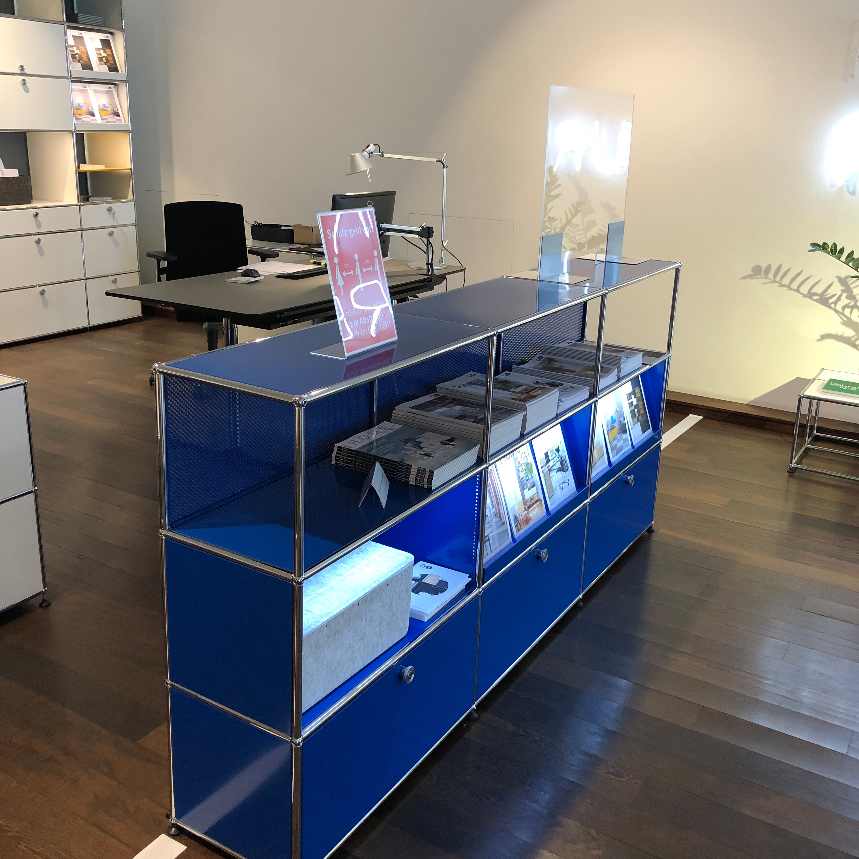 Display product USM Haller Reception Station with Protection Screen | Steel Blue from manufacturer USM