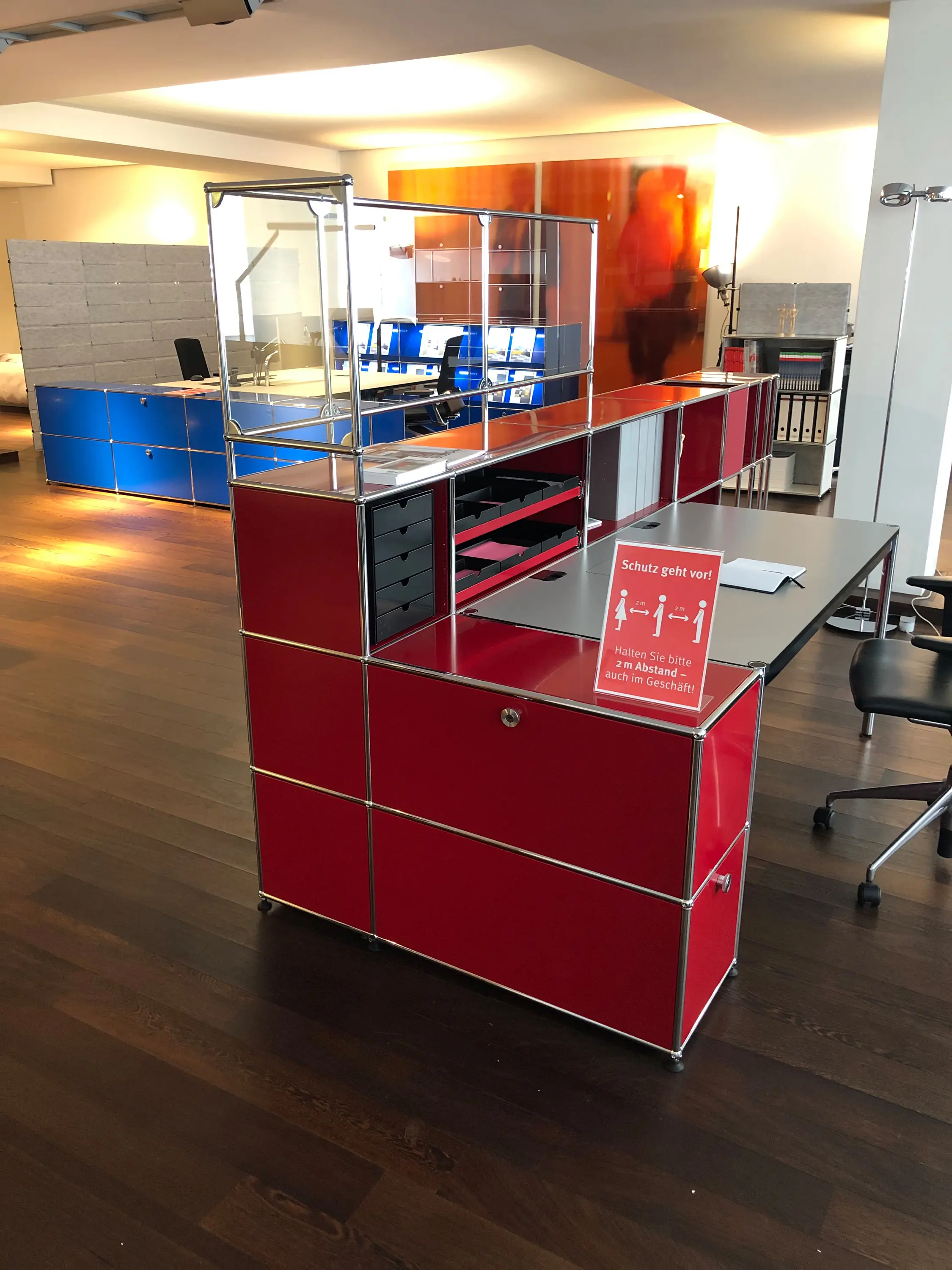 USM - USM Haller Reception Station with Protection Screen | Ruby Red