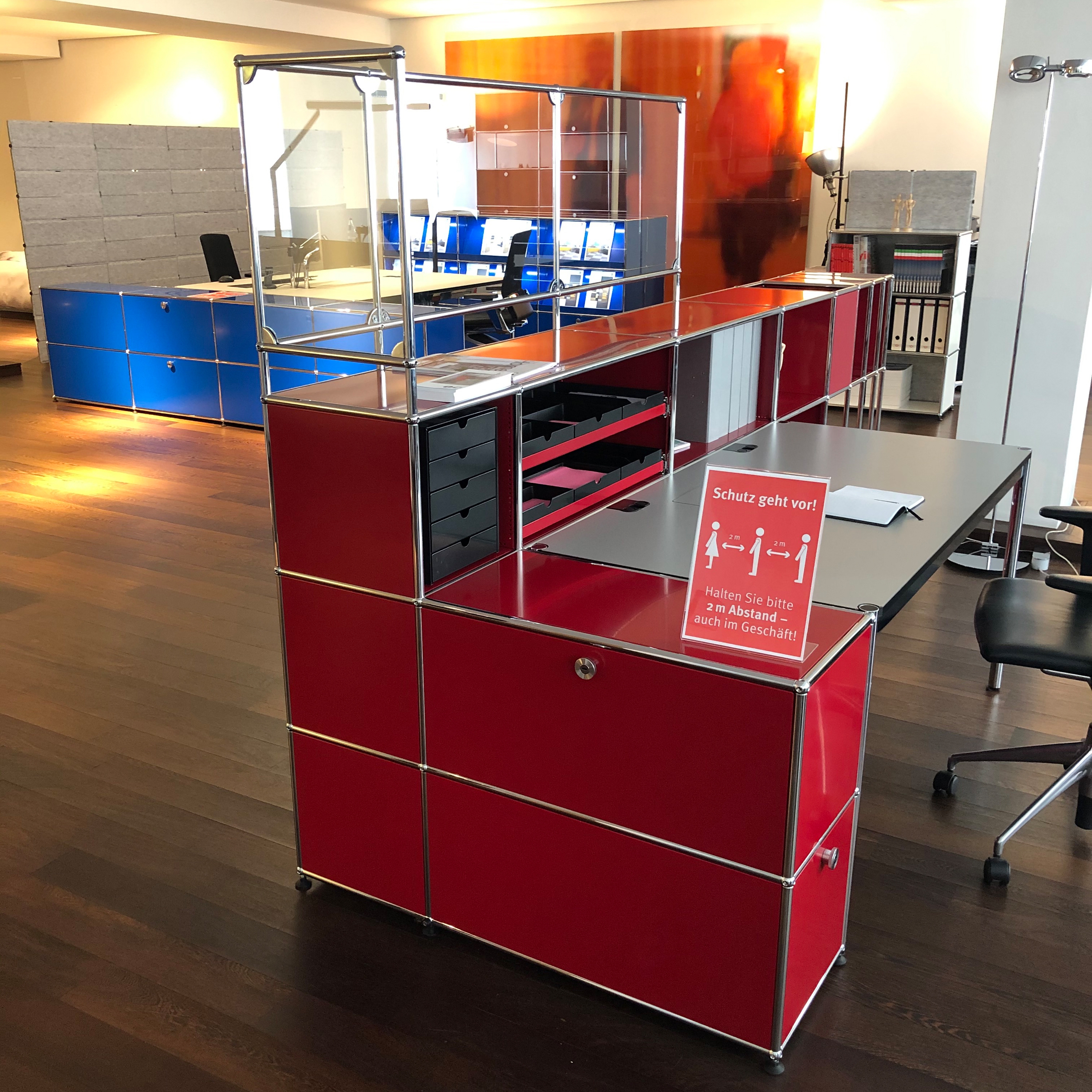 Afficher le produit USM Haller Reception Station with Protection Screen | Ruby Red du fabricant USM