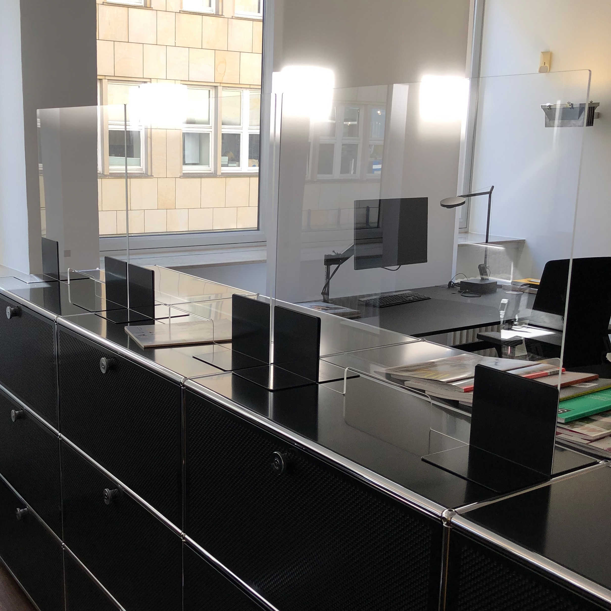 Display product USM Haller Reception Station with Protection Screen | Graphite Black from manufacturer USM