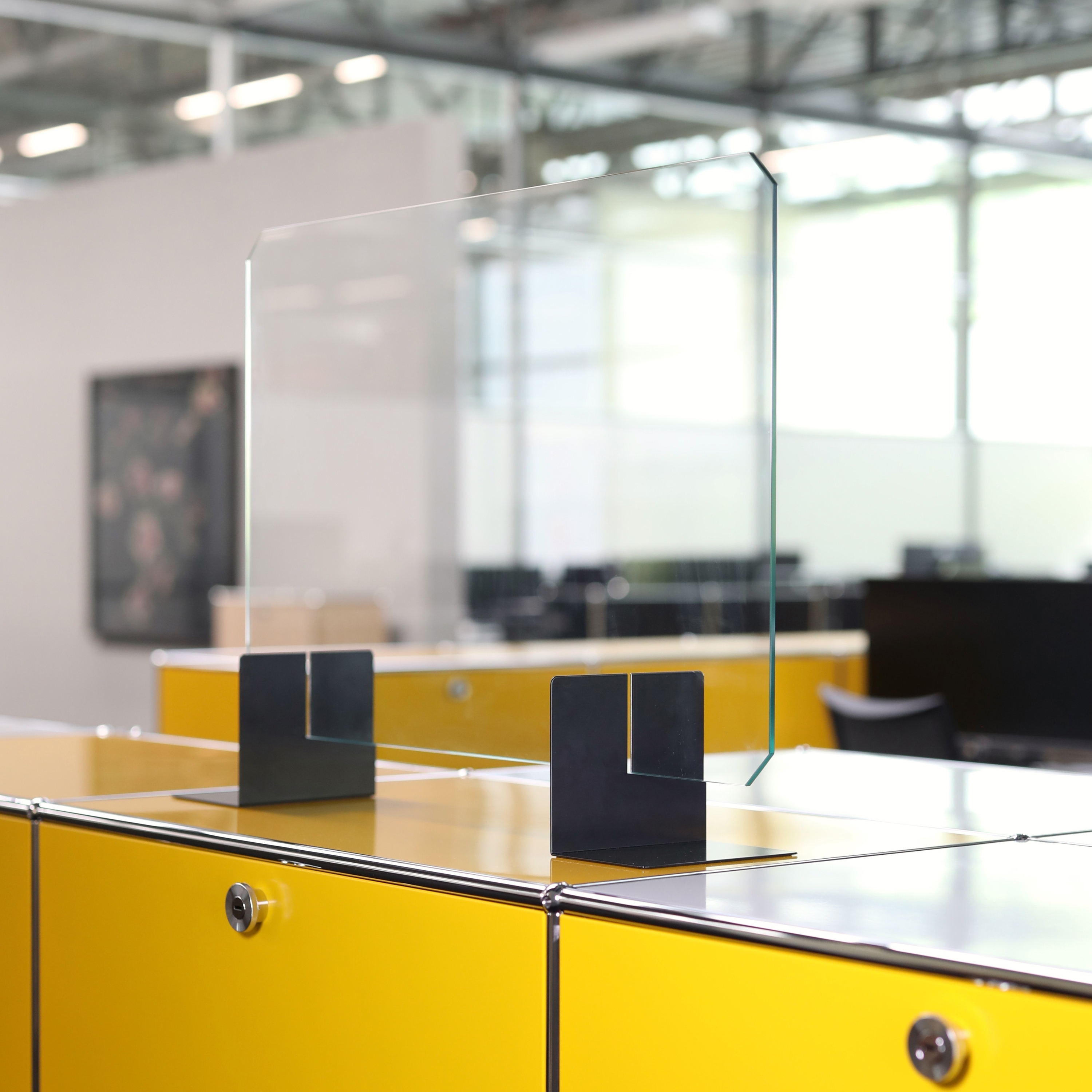 Afficher le produit USM Haller Reception Station with Protection Screen | Golden yellow du fabricant USM