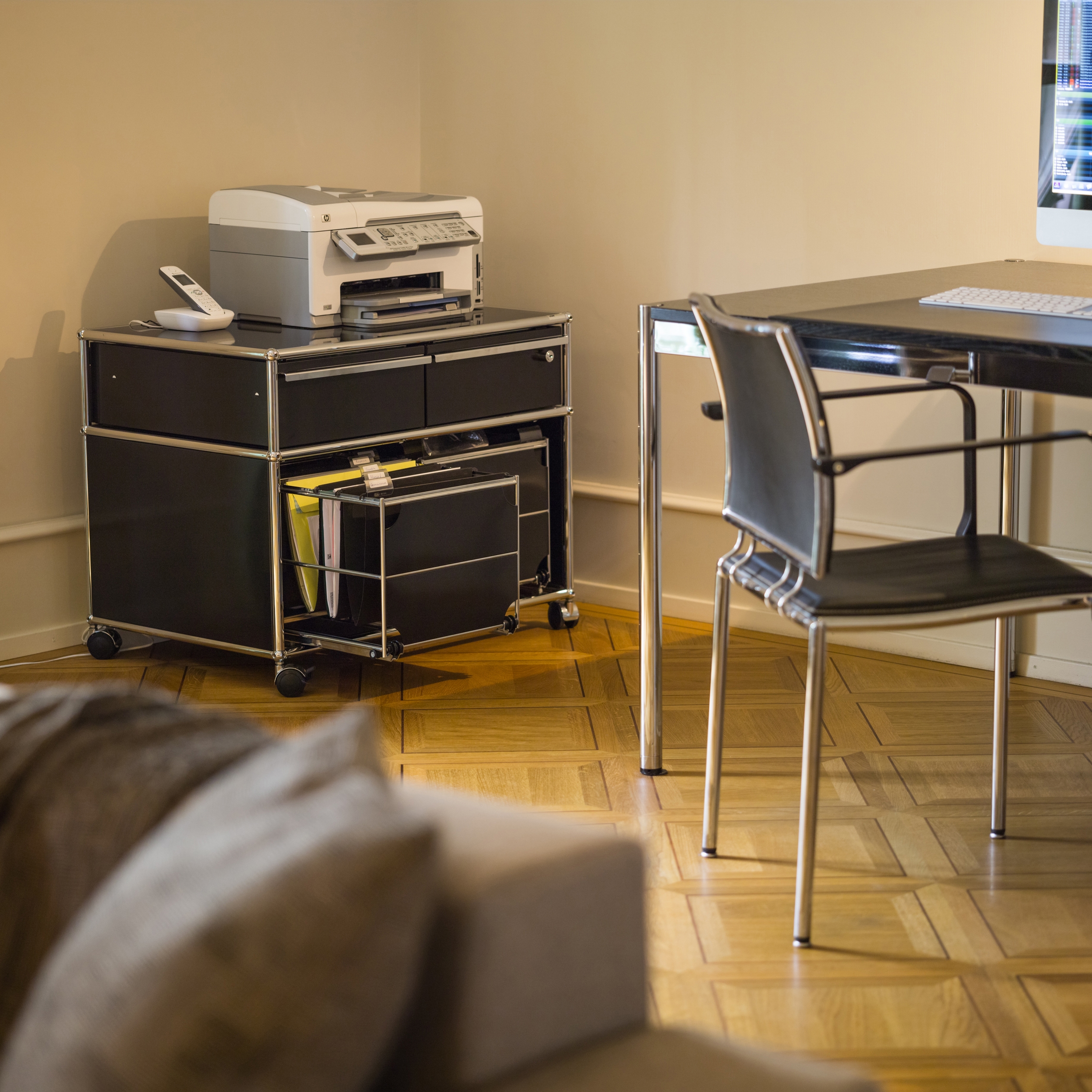 Mostra il prodotto USM Haller Pedestal | Graphite Black del produttore USM