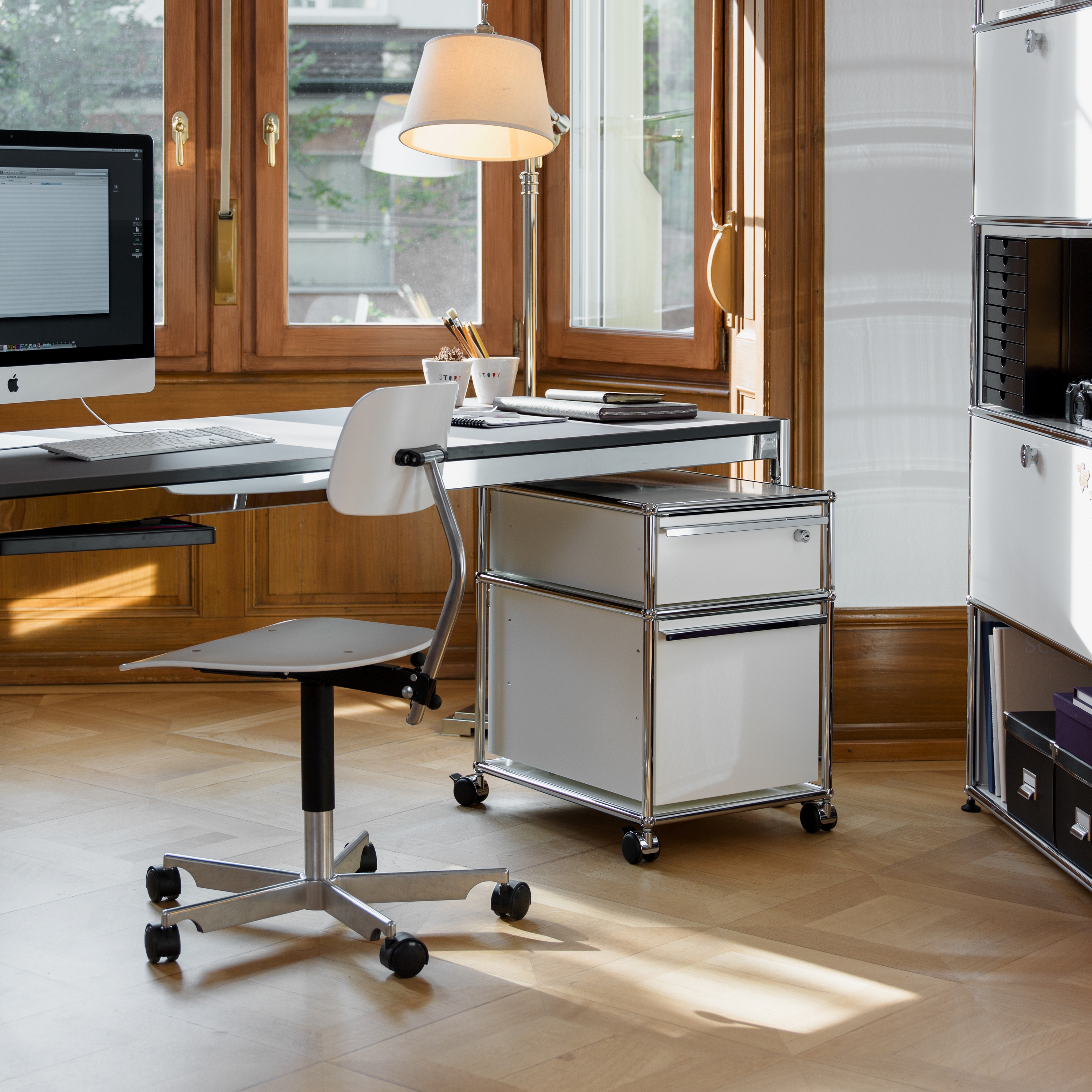 Display product USM Haller Pedestal | pure white from manufacturer USM