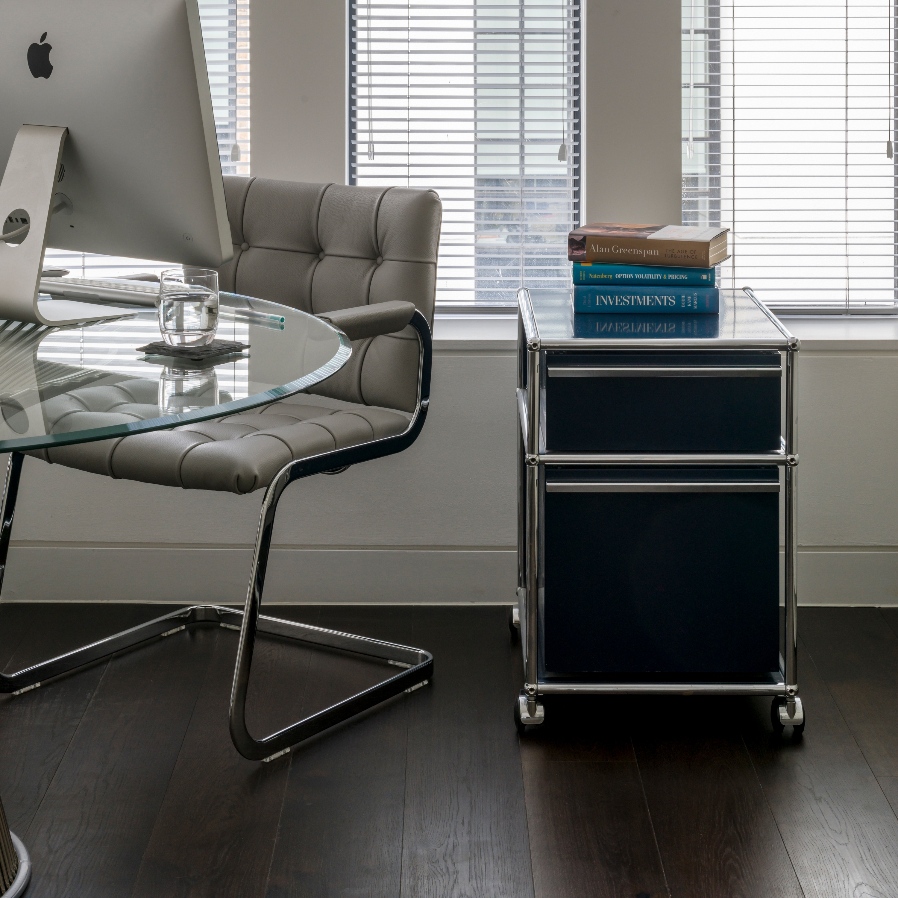 USM Haller Pedestal | Graphite Black