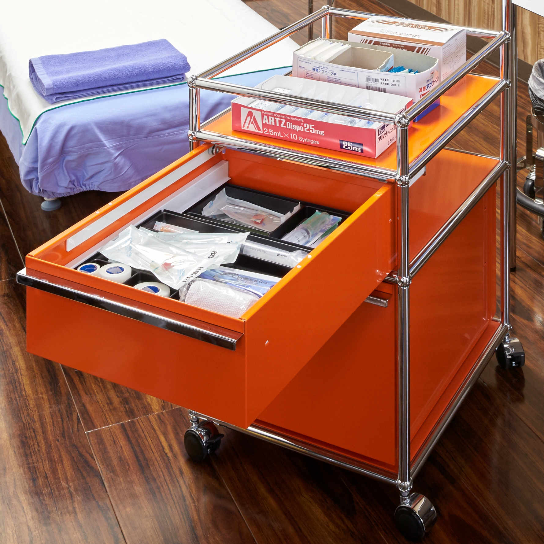 Mostra il prodotto USM Haller Pedestal | Pure Orange del produttore USM
